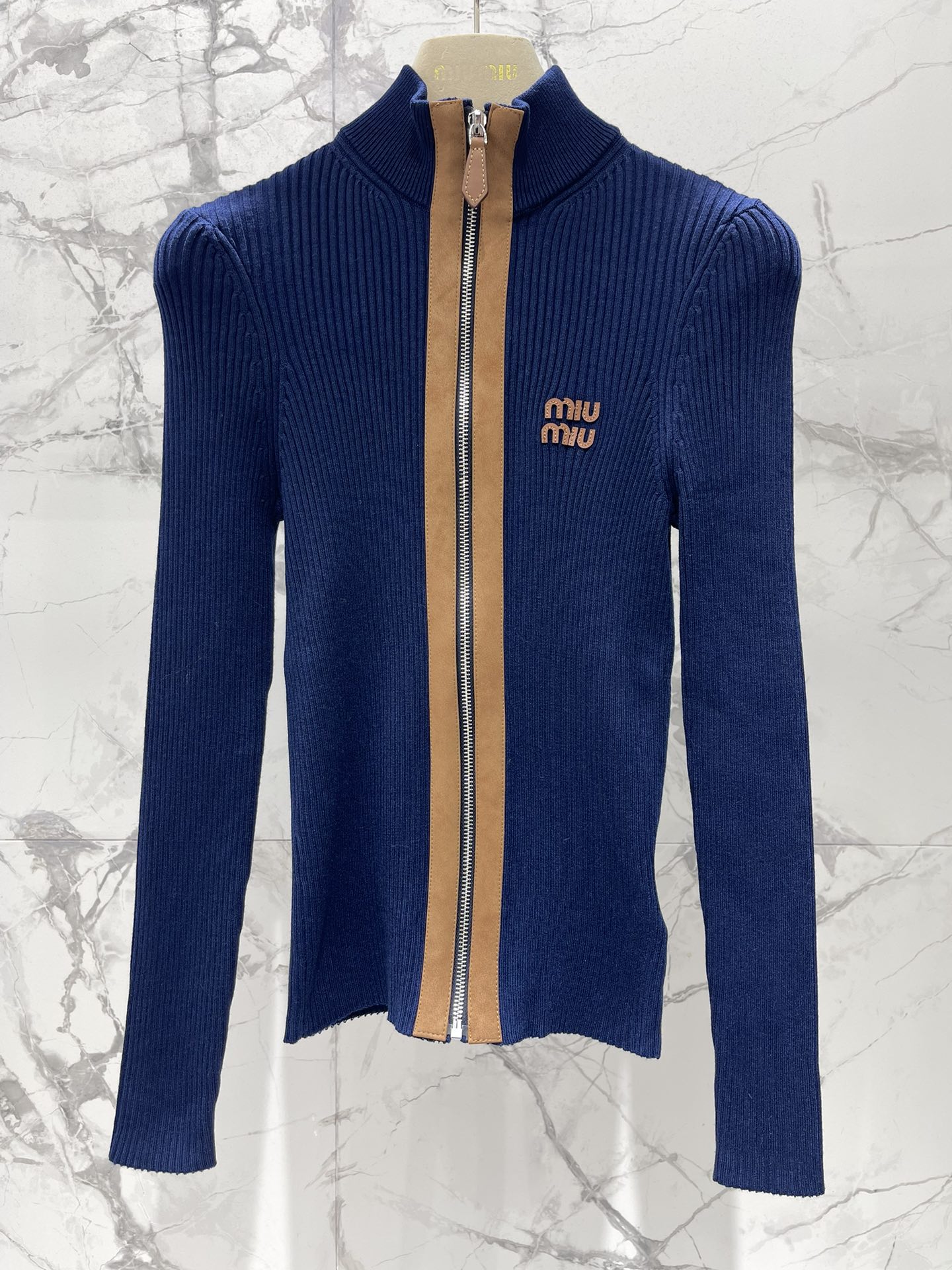 𝗠𝗜𝗨𝗠𝗜𝗨*缪缪法式复古字母刺绣针织开衫独特的法式复古风格吸引住了！整体的设计满满都是复古韵味，仿佛穿