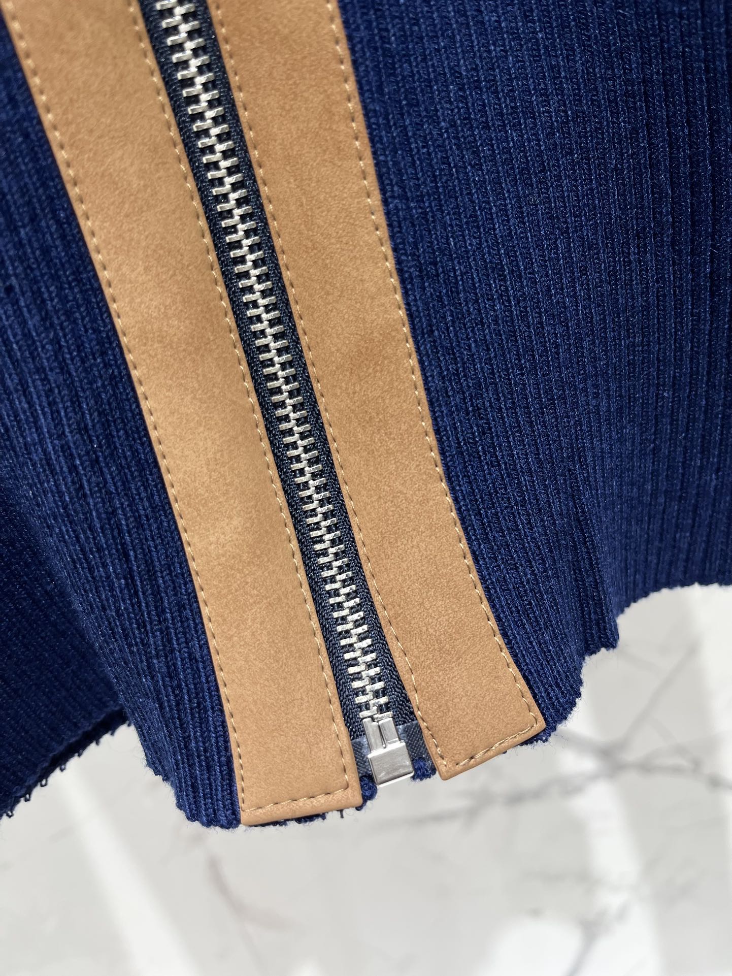 𝗠𝗜𝗨𝗠𝗜𝗨*缪缪法式复古字母刺绣针织开衫独特的法式复古风格吸引住了！整体的设计满满都是复古韵味，仿佛穿