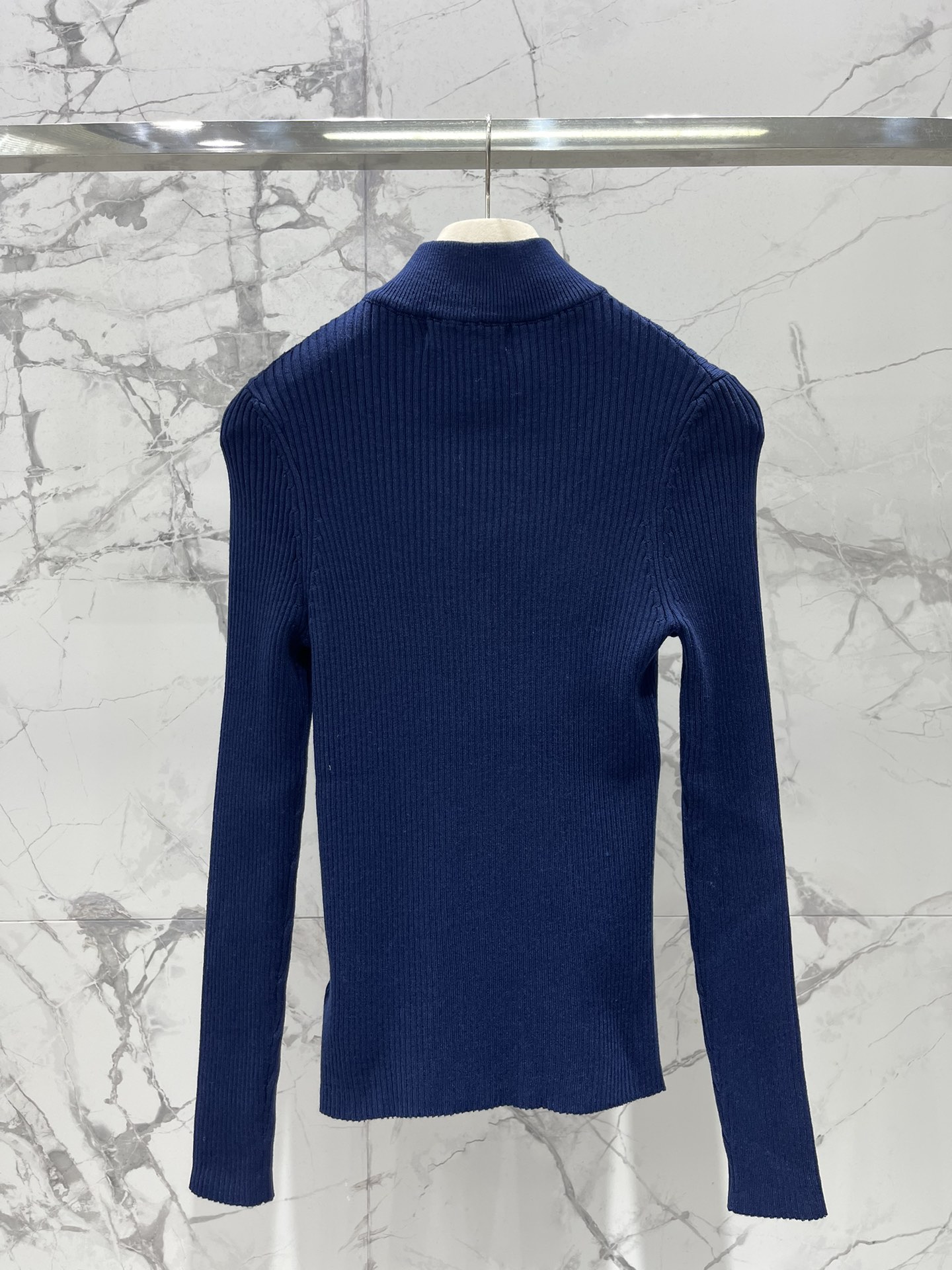 𝗠𝗜𝗨𝗠𝗜𝗨*缪缪法式复古字母刺绣针织开衫独特的法式复古风格吸引住了！整体的设计满满都是复古韵味，仿佛穿