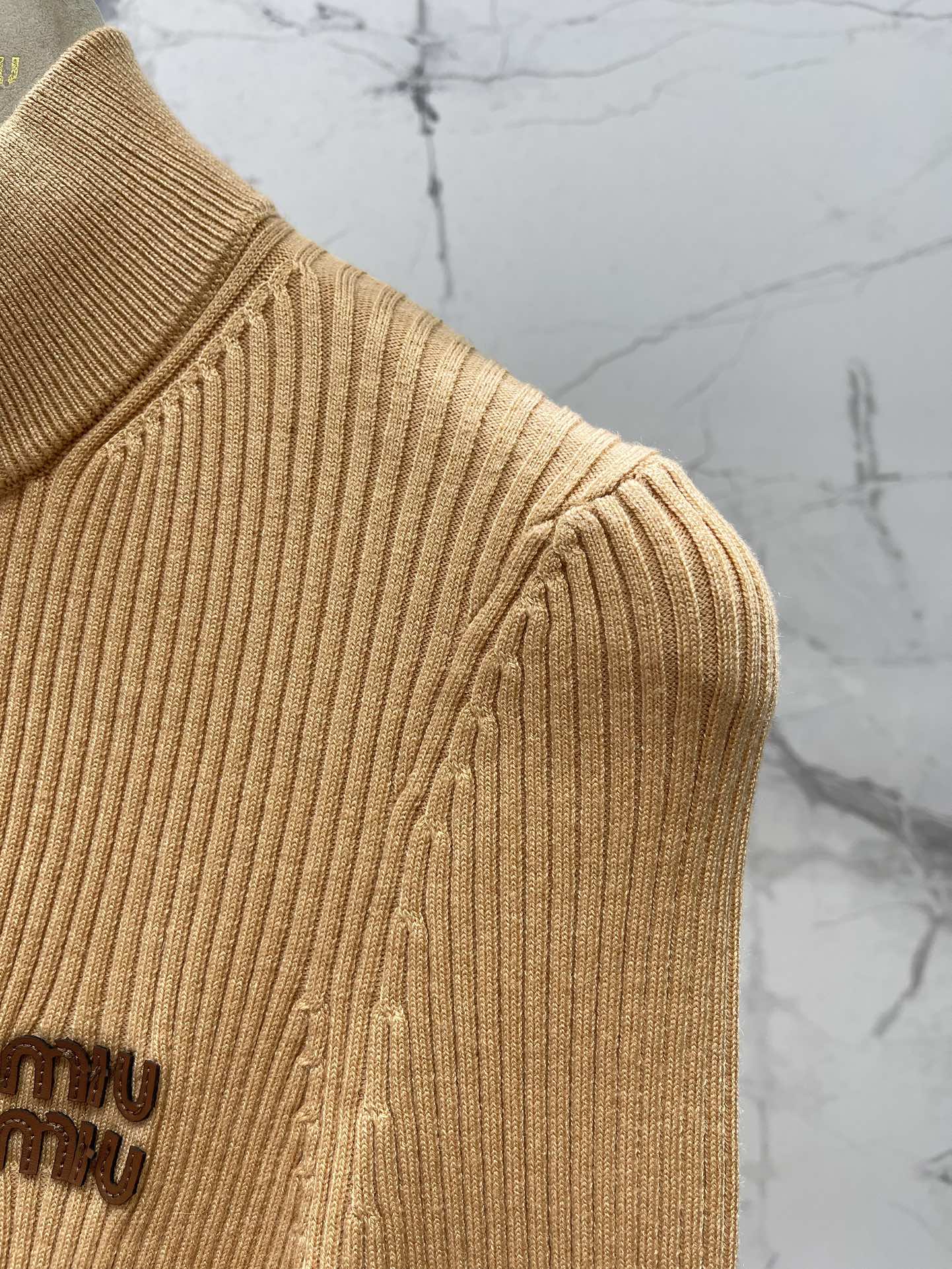 𝗠𝗜𝗨𝗠𝗜𝗨*缪缪法式复古字母刺绣针织开衫独特的法式复古风格吸引住了！整体的设计满满都是复古韵味，仿佛穿