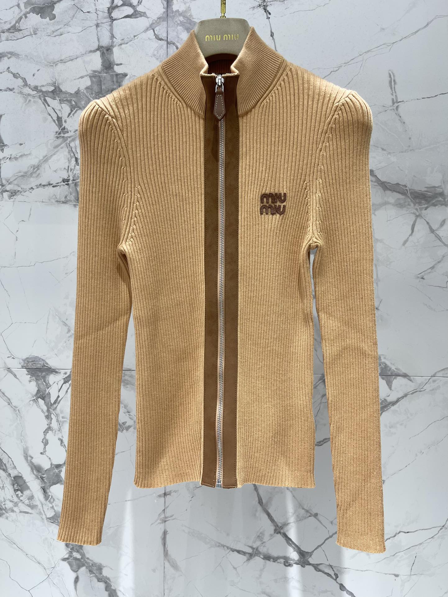 𝗠𝗜𝗨𝗠𝗜𝗨*缪缪法式复古字母刺绣针织开衫独特的法式复古风格吸引住了！整体的设计满满都是复古韵味，仿佛穿