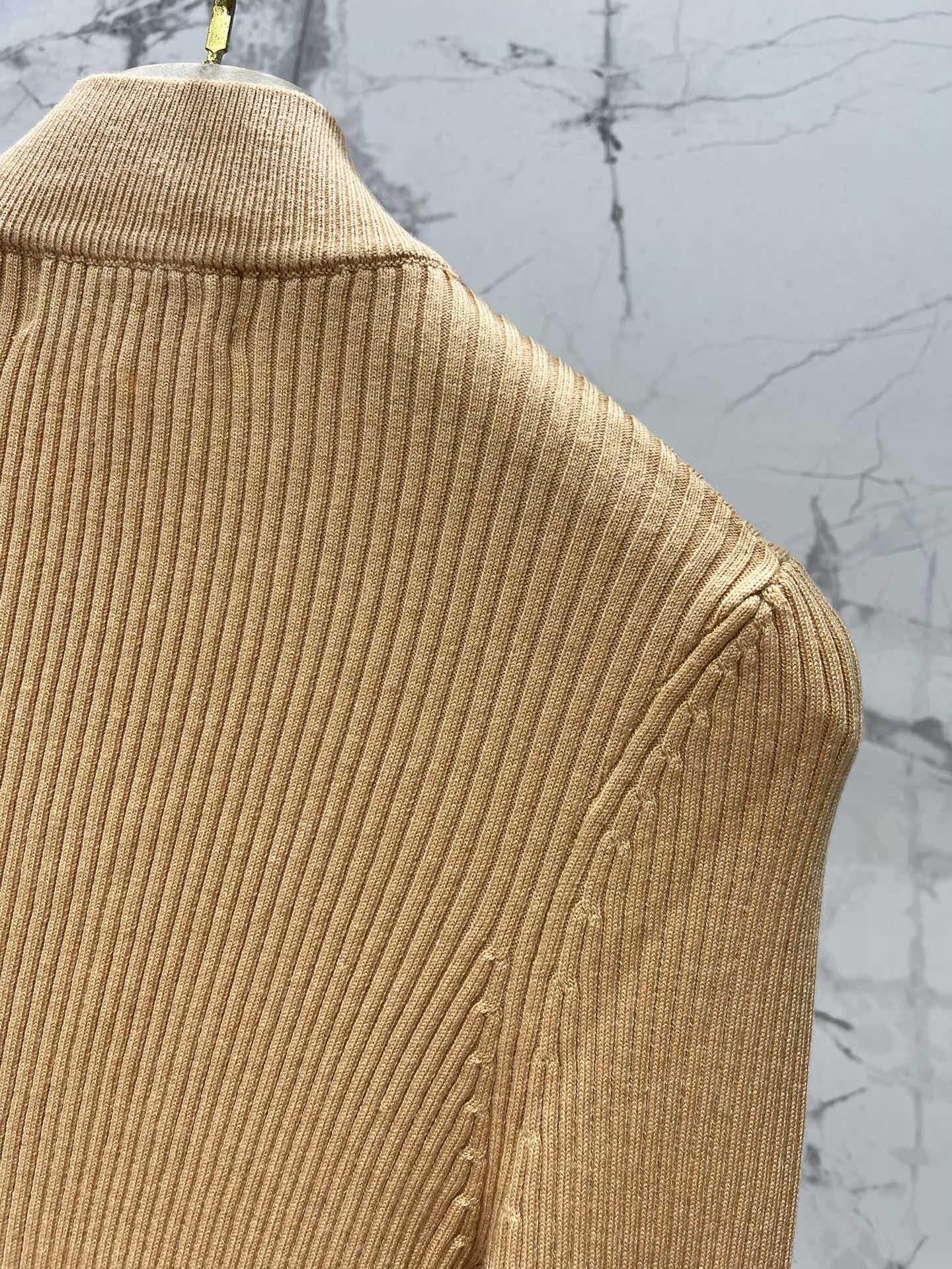 𝗠𝗜𝗨𝗠𝗜𝗨*缪缪法式复古字母刺绣针织开衫独特的法式复古风格吸引住了！整体的设计满满都是复古韵味，仿佛穿