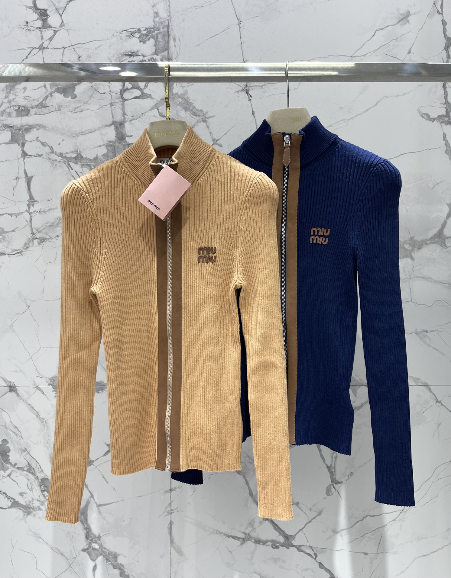 𝗠𝗜𝗨𝗠𝗜𝗨*缪缪法式复古字母刺绣针织开衫独特的法式复古风格吸引住了！整体的设计满满都是复古韵味，仿佛穿