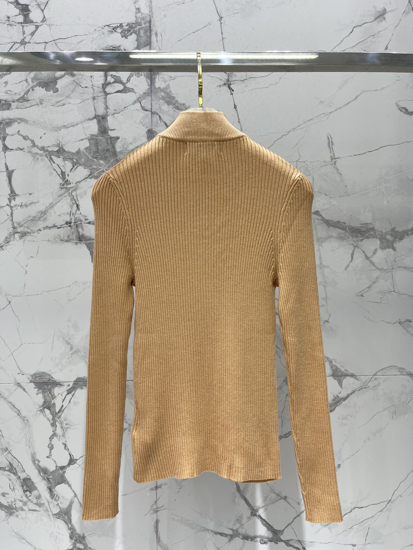 𝗠𝗜𝗨𝗠𝗜𝗨*缪缪法式复古字母刺绣针织开衫独特的法式复古风格吸引住了！整体的设计满满都是复古韵味，仿佛穿