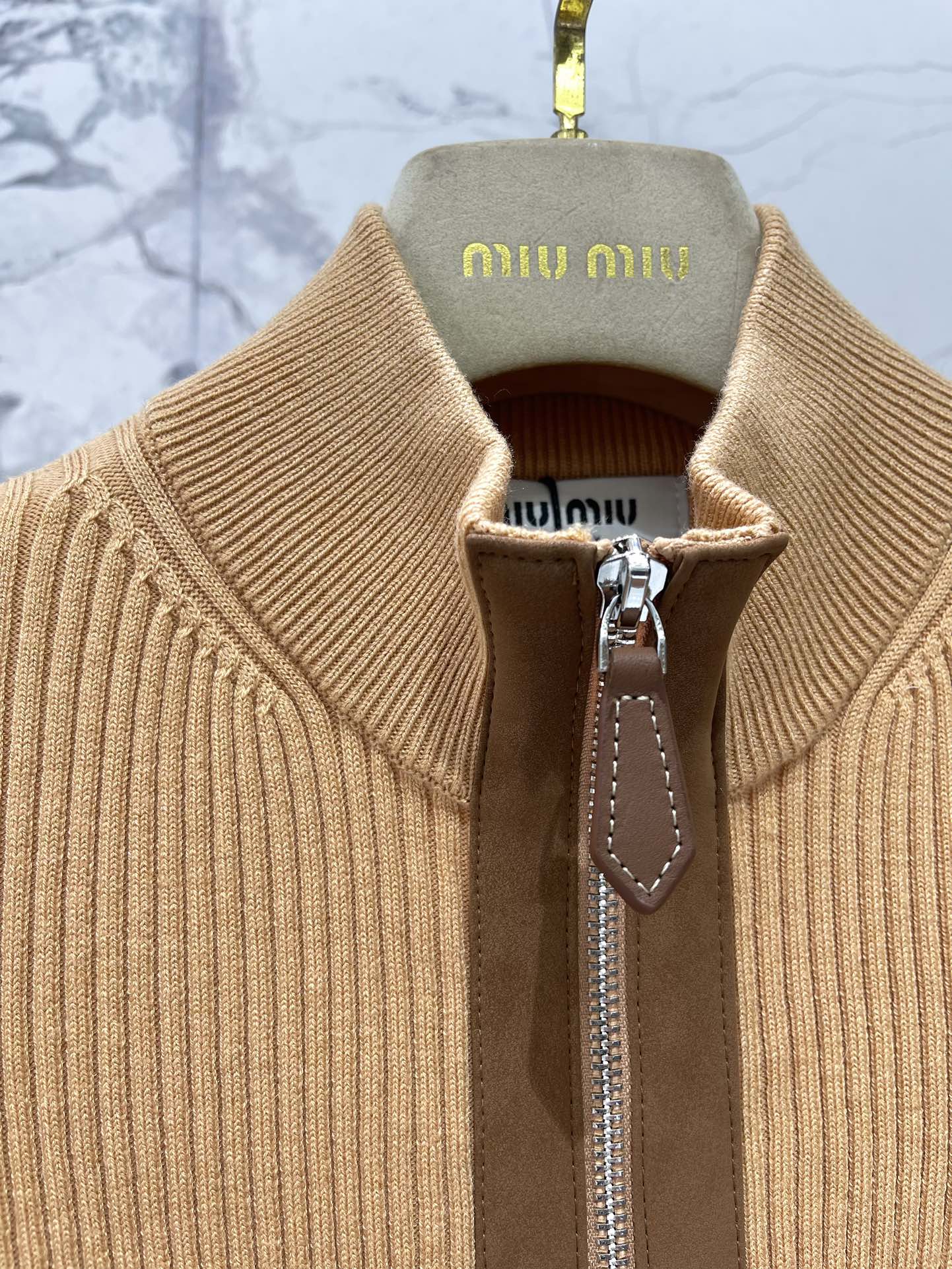 𝗠𝗜𝗨𝗠𝗜𝗨*缪缪法式复古字母刺绣针织开衫独特的法式复古风格吸引住了！整体的设计满满都是复古韵味，仿佛穿