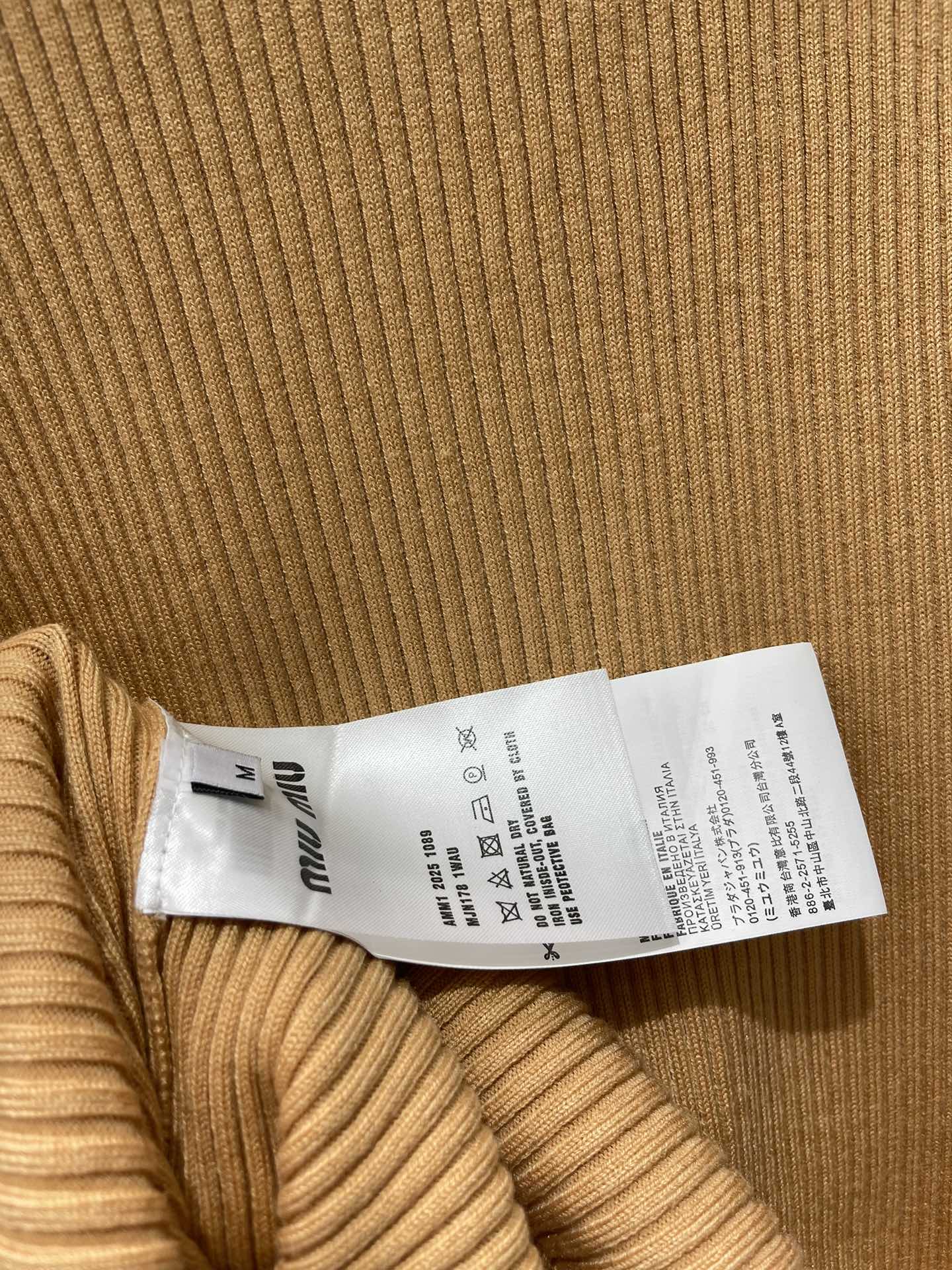 𝗠𝗜𝗨𝗠𝗜𝗨*缪缪法式复古字母刺绣针织开衫独特的法式复古风格吸引住了！整体的设计满满都是复古韵味，仿佛穿