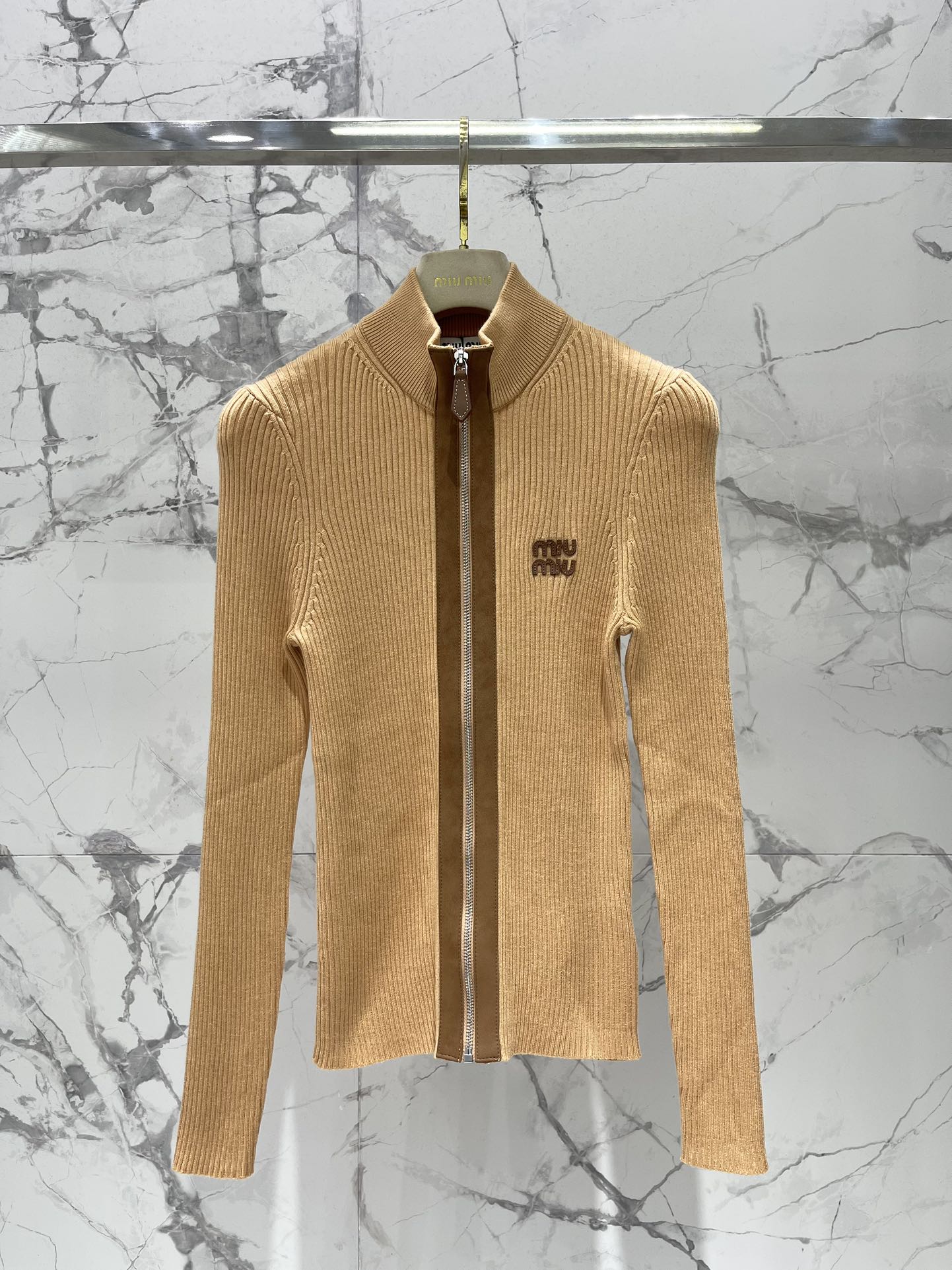 𝗠𝗜𝗨𝗠𝗜𝗨*缪缪法式复古字母刺绣针织开衫独特的法式复古风格吸引住了！整体的设计满满都是复古韵味，仿佛穿