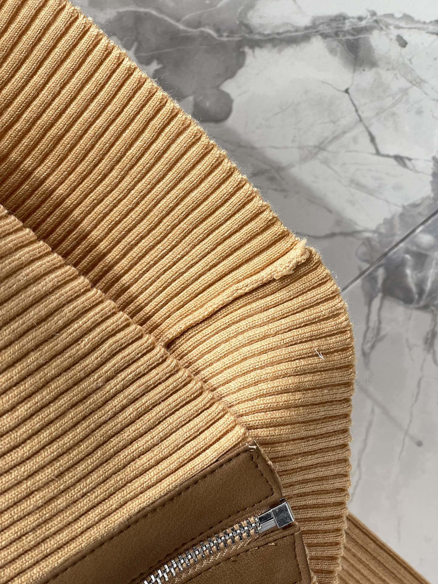 𝗠𝗜𝗨𝗠𝗜𝗨*缪缪法式复古字母刺绣针织开衫独特的法式复古风格吸引住了！整体的设计满满都是复古韵味，仿佛穿