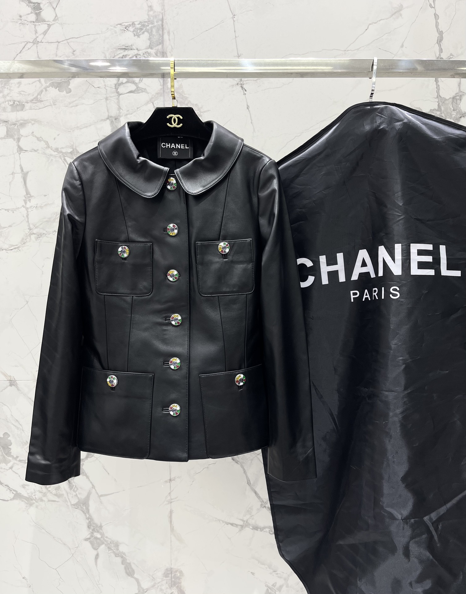 NO:866261,* Xiaoxiang's imported sheepskin waisted Pan Peter collar single-breasted leather jacket is made of imported sheepskin and the texture is simply amazing!  It feels delicate and soft, just like touching a baby's skin. The gloss is superb, and it emits a low-key and luxurious light under the sun. It directly adds a sense of luxury. The design of the Pan Peter collar is so unique!  The collar has a retro and playful feel, which adds a lot of agility to the entire leather jacket, making the originally tough leather jacket a bit more gentle and cute. The single-breasted design is simple and generous, not too cumbersome, and can well highlight the waistline. The waist-cinching version is simply tailor-made for girls!  It can perfectly outline the body curve, show off the slender waist, and make the whole person look very well-proportioned. The long legs immediately have the right length, just reaching the hip position, neither too short to appear immodest, nor too long to appear procrastinating!  Classic black is versatile and slim, and you can’t go wrong with it no matter how you wear it. Whether you pair it with jeans for a casual style, or with a dress for an elegant route, you can easily control it. If you like something more individual, you can also choose brown. Brown has a retro charm, and wearing it makes you feel like a goddess from the old days. Size SML, Chanel-clothing, chanel, skirts, jeans, leather jacket, sheepskin,19860909* 小香进口绵羊皮收腰潘彼得领单排扣皮衣 进口绵羊皮的材质,质感简直绝了！摸起来细腻又柔软,就像在触摸婴儿的肌肤一样.光泽度超棒,在阳光下会散发出一种低调又奢华的光芒,高级感直接拉满 潘彼得领的设计太有特色啦！领型自带一种复古又俏皮的感觉,为整件皮衣增添了不少灵动的气息,让原本硬朗的皮衣多了几分温柔和可爱单排扣的设计简约又大方,既不会过于繁琐,又能很好地凸显出腰线. 收腰的版型简直是为女生量身定制的！能够完美地勾勒出身材曲线,展现出纤细的腰肢,让整个人看起来比例超好,大长腿立马就有了长度也恰到好处,刚好到臀部的位置,既不会太短显得不端庄,又不会太长显得拖沓！ 经典黑色百搭又显瘦,怎么穿都不会出错,无论是搭配牛仔裤打造休闲风,还是搭配连衣裙走优雅路线,都能轻松驾驭；要是喜欢个性一点的,还有棕色可以选择,棕色自带一种复古的韵味,穿上它仿佛从旧时光里走出来的女神 码数SML,香奈儿-服装,chanel,skirts,jeans,leather jacket,sheepskin,,Women's clothing