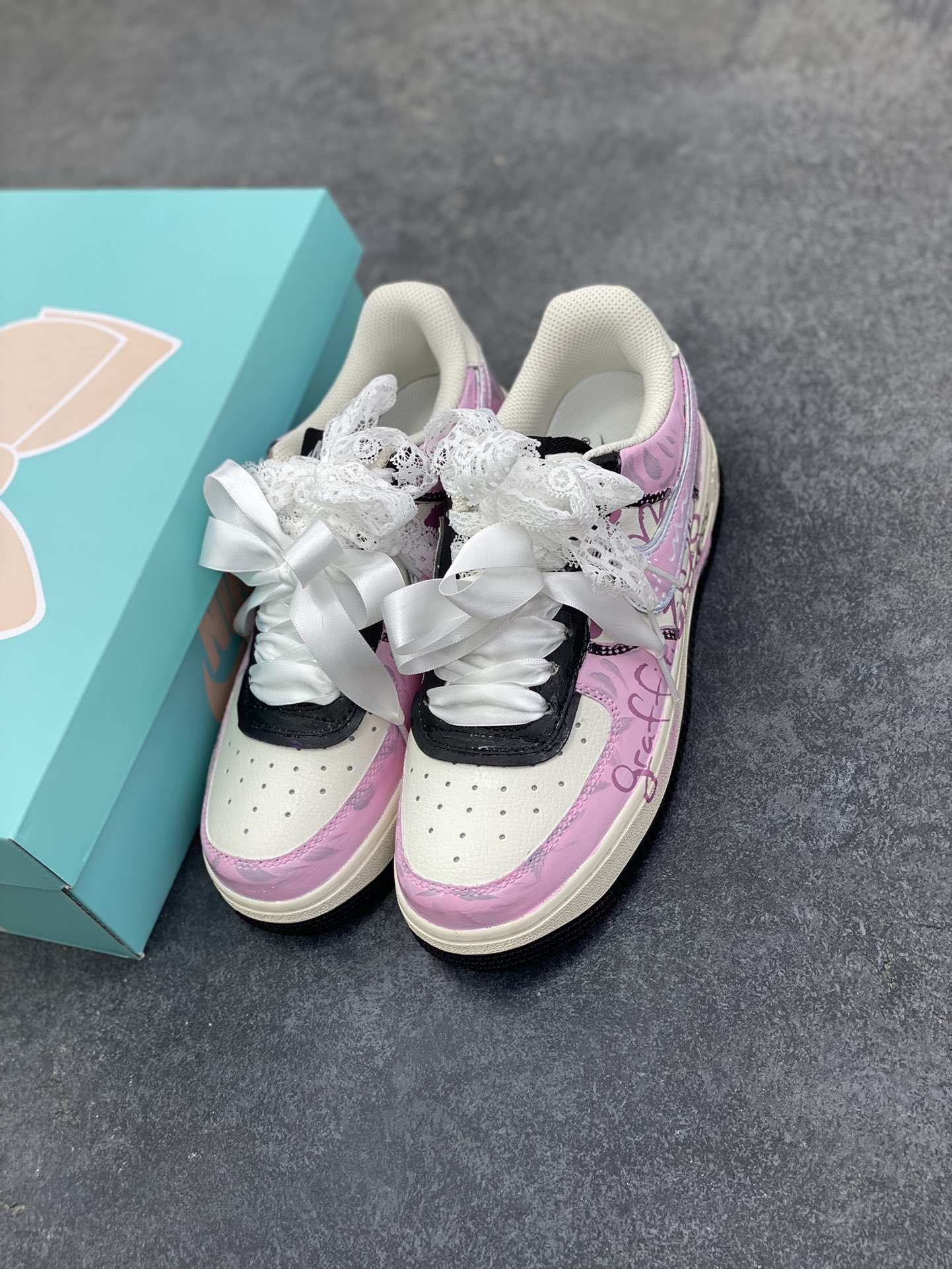 图片[8]-Nike W Air Force 1 “Sweet Cool Powder Recipe” 手绘涂鸦“甜酷粉调”空军一号 低帮休闲运动板鞋 粉调为主的色彩基底，是少女心的温柔注脚，却因街头涂鸦的随性笔触、“Woo”字样的潮酷点缀，瞬间打破甜腻，注入不羁灵魂。蕾丝蝴蝶结与涂鸦线条交织，四叶草元素暗藏浪漫，“Graffiti”字样直白宣告态度——它是甜妹的叛逆伪装，更是酷女孩的温柔彩蛋，在粉与酷的碰撞中，演绎独一份的潮流甜酷美学 货号：ZG8800-811 尺码：36 36.5 37.5 38 38.5 39 40 40.5 41 42 42.5 43 44 44.5 45-选品中心