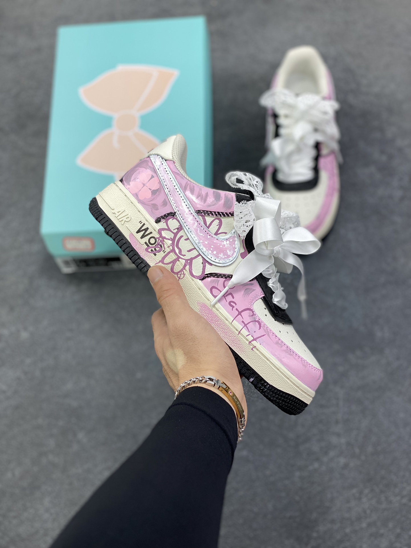 Nike W Air Force 1 “Sweet Cool Powder Recipe” 手绘涂鸦“甜酷粉调”空军一号 低帮休闲运动板鞋 粉调为主的色彩基底，是少女心的温柔注脚，却因街头涂鸦的随性笔触、“Woo”字样的潮酷点缀，瞬间打破甜腻，注入不羁灵魂。蕾丝蝴蝶结与涂鸦线条交织，四叶草元素暗藏浪漫，“Graffiti”字样直白宣告态度——它是甜妹的叛逆伪装，更是酷女孩的温柔彩蛋，在粉与酷的碰撞中，演绎独一份的潮流甜酷美学 货号：ZG8800-811 尺码：36 36.5 37.5 38 38.5 39 40 40.5 41 42 42.5 43 44 44.5 45-选品中心