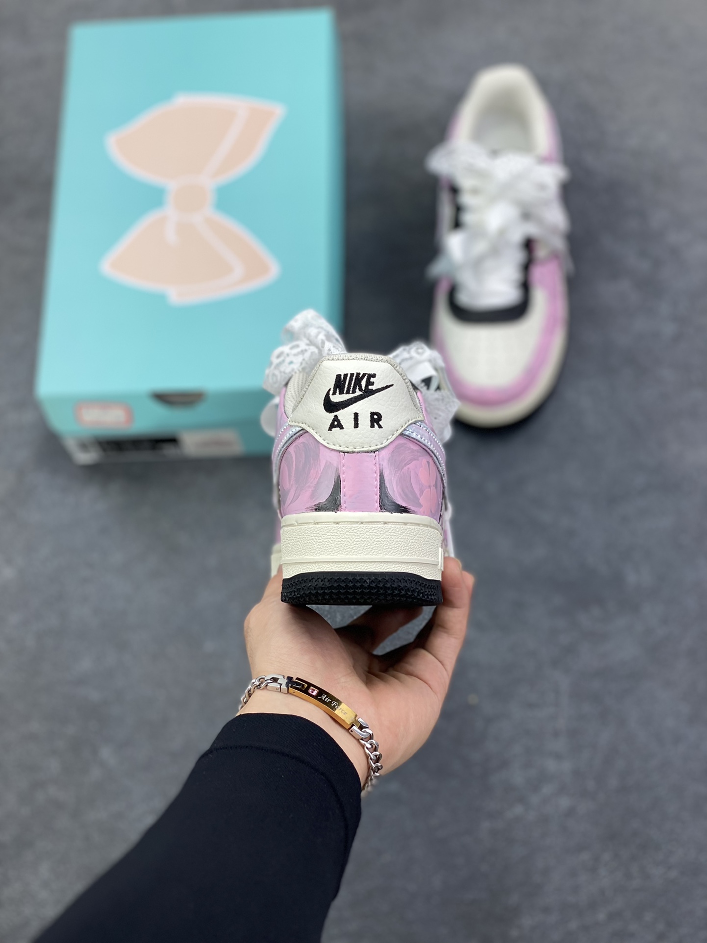 图片[4]-Nike W Air Force 1 “Sweet Cool Powder Recipe” 手绘涂鸦“甜酷粉调”空军一号 低帮休闲运动板鞋 粉调为主的色彩基底，是少女心的温柔注脚，却因街头涂鸦的随性笔触、“Woo”字样的潮酷点缀，瞬间打破甜腻，注入不羁灵魂。蕾丝蝴蝶结与涂鸦线条交织，四叶草元素暗藏浪漫，“Graffiti”字样直白宣告态度——它是甜妹的叛逆伪装，更是酷女孩的温柔彩蛋，在粉与酷的碰撞中，演绎独一份的潮流甜酷美学 货号：ZG8800-811 尺码：36 36.5 37.5 38 38.5 39 40 40.5 41 42 42.5 43 44 44.5 45-选品中心