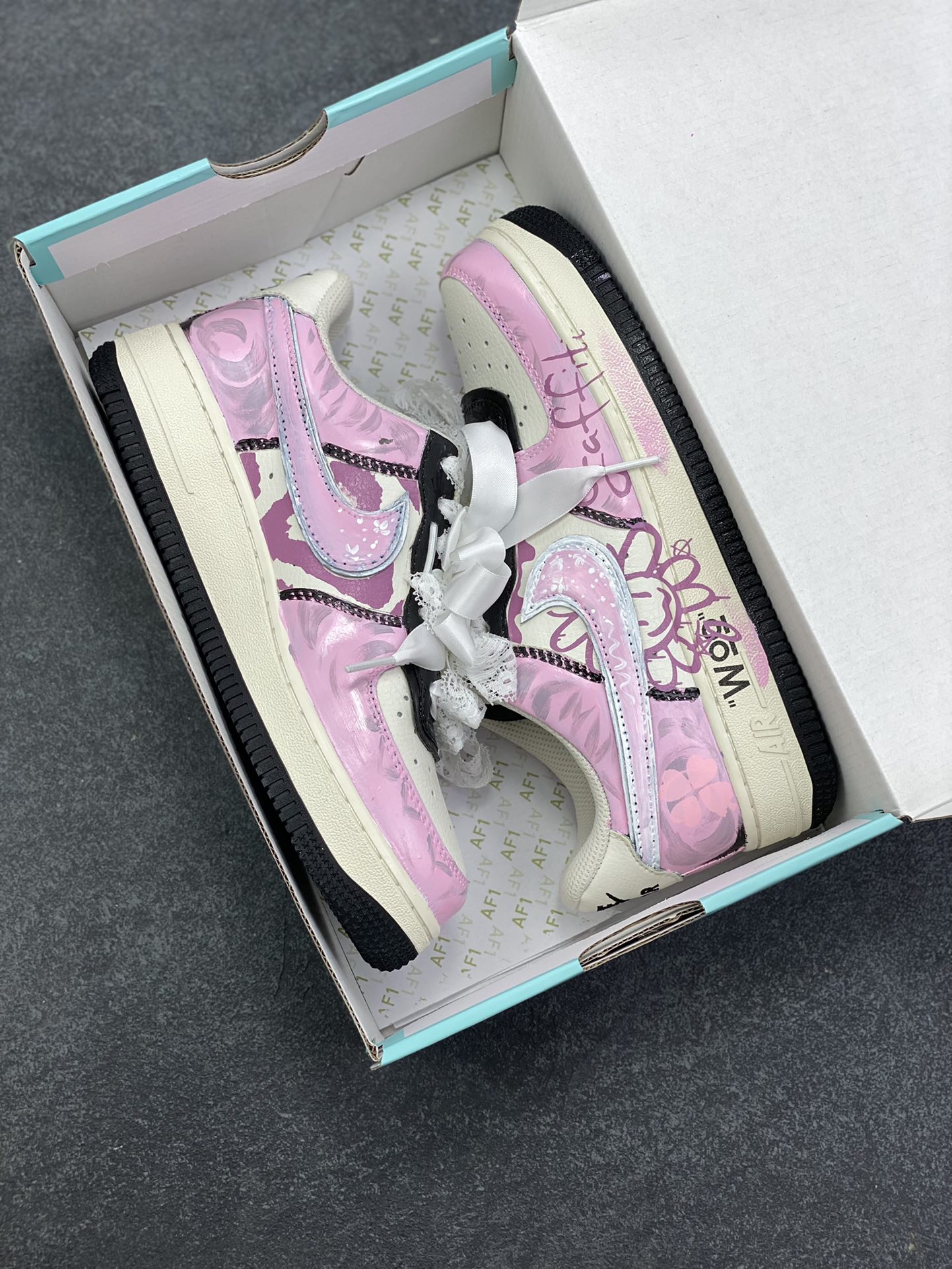 图片[9]-Nike W Air Force 1 “Sweet Cool Powder Recipe” 手绘涂鸦“甜酷粉调”空军一号 低帮休闲运动板鞋 粉调为主的色彩基底，是少女心的温柔注脚，却因街头涂鸦的随性笔触、“Woo”字样的潮酷点缀，瞬间打破甜腻，注入不羁灵魂。蕾丝蝴蝶结与涂鸦线条交织，四叶草元素暗藏浪漫，“Graffiti”字样直白宣告态度——它是甜妹的叛逆伪装，更是酷女孩的温柔彩蛋，在粉与酷的碰撞中，演绎独一份的潮流甜酷美学 货号：ZG8800-811 尺码：36 36.5 37.5 38 38.5 39 40 40.5 41 42 42.5 43 44 44.5 45-选品中心
