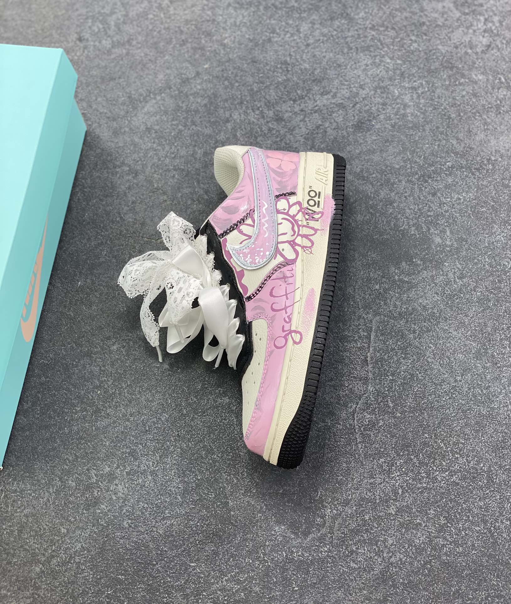 图片[7]-Nike W Air Force 1 “Sweet Cool Powder Recipe” 手绘涂鸦“甜酷粉调”空军一号 低帮休闲运动板鞋 粉调为主的色彩基底，是少女心的温柔注脚，却因街头涂鸦的随性笔触、“Woo”字样的潮酷点缀，瞬间打破甜腻，注入不羁灵魂。蕾丝蝴蝶结与涂鸦线条交织，四叶草元素暗藏浪漫，“Graffiti”字样直白宣告态度——它是甜妹的叛逆伪装，更是酷女孩的温柔彩蛋，在粉与酷的碰撞中，演绎独一份的潮流甜酷美学 货号：ZG8800-811 尺码：36 36.5 37.5 38 38.5 39 40 40.5 41 42 42.5 43 44 44.5 45-选品中心