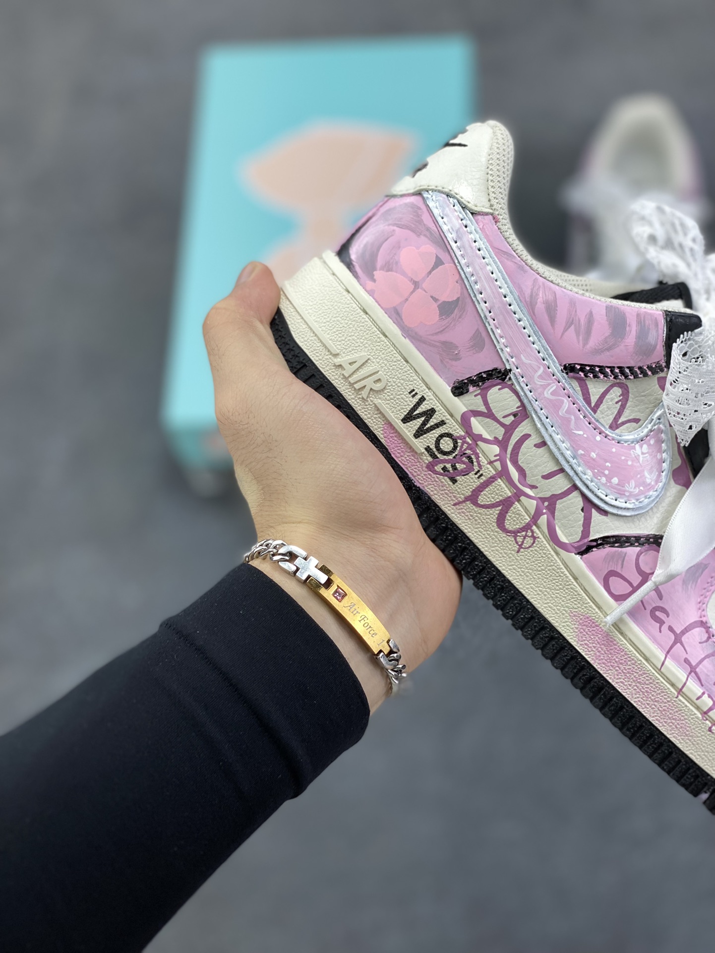 图片[6]-Nike W Air Force 1 “Sweet Cool Powder Recipe” 手绘涂鸦“甜酷粉调”空军一号 低帮休闲运动板鞋 粉调为主的色彩基底，是少女心的温柔注脚，却因街头涂鸦的随性笔触、“Woo”字样的潮酷点缀，瞬间打破甜腻，注入不羁灵魂。蕾丝蝴蝶结与涂鸦线条交织，四叶草元素暗藏浪漫，“Graffiti”字样直白宣告态度——它是甜妹的叛逆伪装，更是酷女孩的温柔彩蛋，在粉与酷的碰撞中，演绎独一份的潮流甜酷美学 货号：ZG8800-811 尺码：36 36.5 37.5 38 38.5 39 40 40.5 41 42 42.5 43 44 44.5 45-选品中心