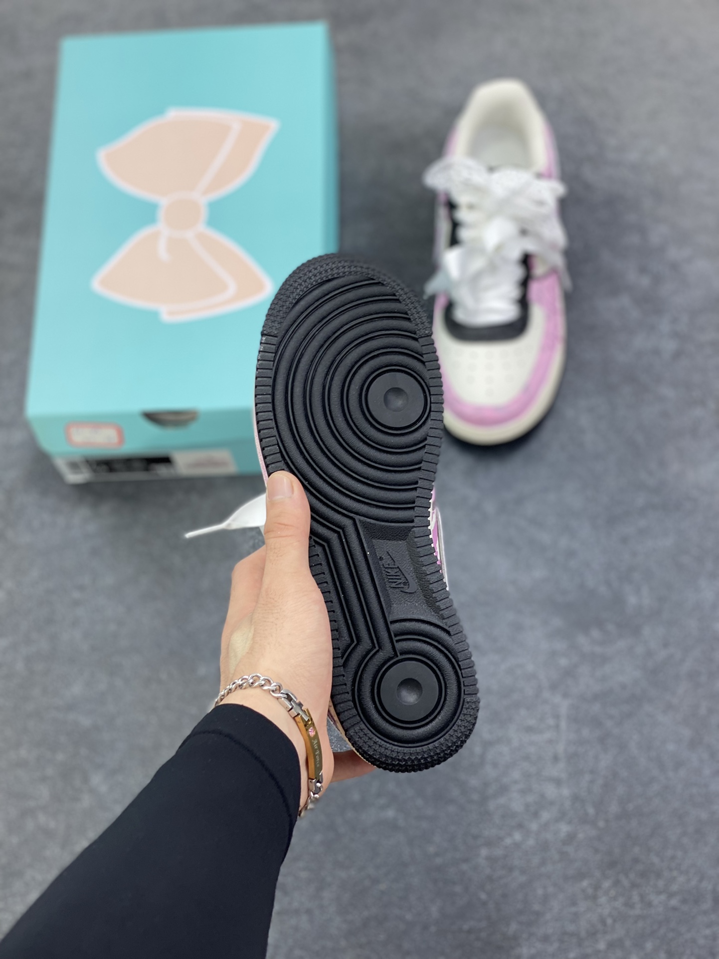 图片[5]-Nike W Air Force 1 “Sweet Cool Powder Recipe” 手绘涂鸦“甜酷粉调”空军一号 低帮休闲运动板鞋 粉调为主的色彩基底，是少女心的温柔注脚，却因街头涂鸦的随性笔触、“Woo”字样的潮酷点缀，瞬间打破甜腻，注入不羁灵魂。蕾丝蝴蝶结与涂鸦线条交织，四叶草元素暗藏浪漫，“Graffiti”字样直白宣告态度——它是甜妹的叛逆伪装，更是酷女孩的温柔彩蛋，在粉与酷的碰撞中，演绎独一份的潮流甜酷美学 货号：ZG8800-811 尺码：36 36.5 37.5 38 38.5 39 40 40.5 41 42 42.5 43 44 44.5 45-选品中心