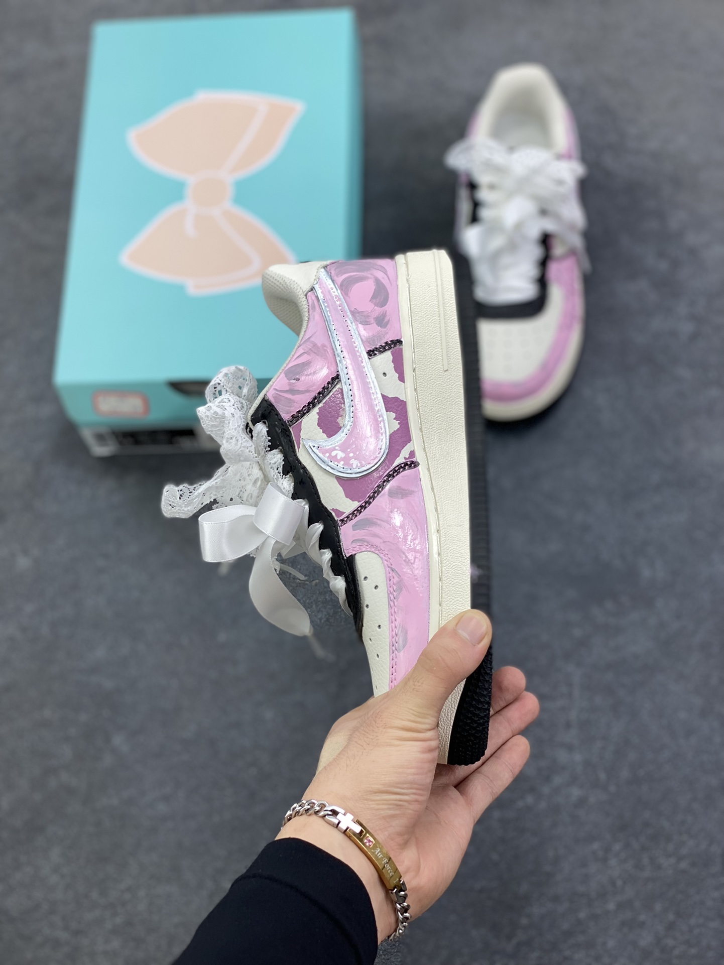图片[3]-Nike W Air Force 1 “Sweet Cool Powder Recipe” 手绘涂鸦“甜酷粉调”空军一号 低帮休闲运动板鞋 粉调为主的色彩基底，是少女心的温柔注脚，却因街头涂鸦的随性笔触、“Woo”字样的潮酷点缀，瞬间打破甜腻，注入不羁灵魂。蕾丝蝴蝶结与涂鸦线条交织，四叶草元素暗藏浪漫，“Graffiti”字样直白宣告态度——它是甜妹的叛逆伪装，更是酷女孩的温柔彩蛋，在粉与酷的碰撞中，演绎独一份的潮流甜酷美学 货号：ZG8800-811 尺码：36 36.5 37.5 38 38.5 39 40 40.5 41 42 42.5 43 44 44.5 45-选品中心