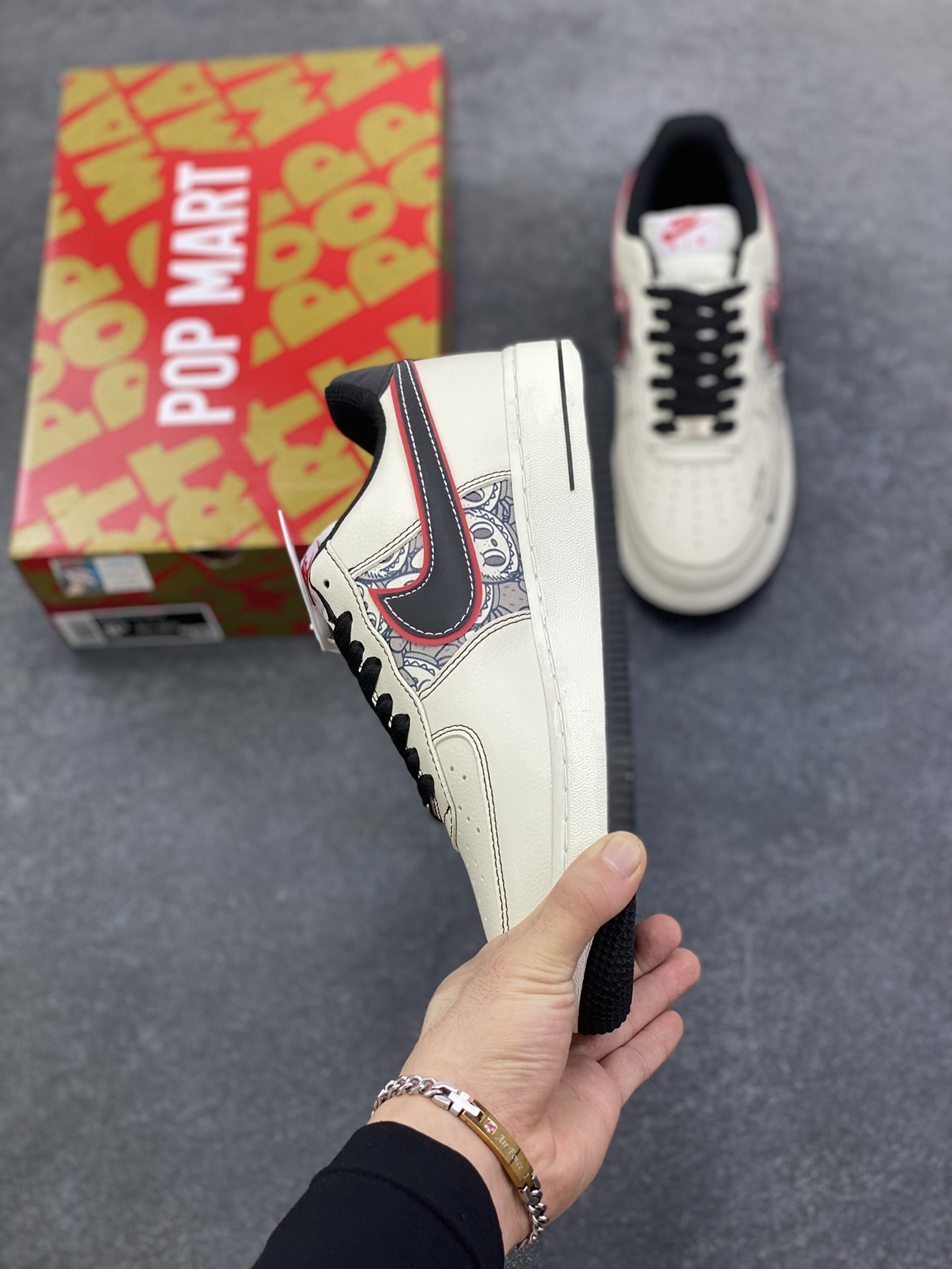 图片[3]-NIke Air Force 1 \’07 Low 泡泡玛特联名–漫画拉布布 空军一号低帮 运动鞋 休闲鞋 折边针车 工艺难度大 原楦头原纸板 高端定制鞋盒 原厂鞋底 超高清洁度 细节完美 货号：HQ1688-001 尺码：36 36.5 37.5 38 38.5 39 40 40.5 41 42 42.5 43 44 44.5 45-选品中心