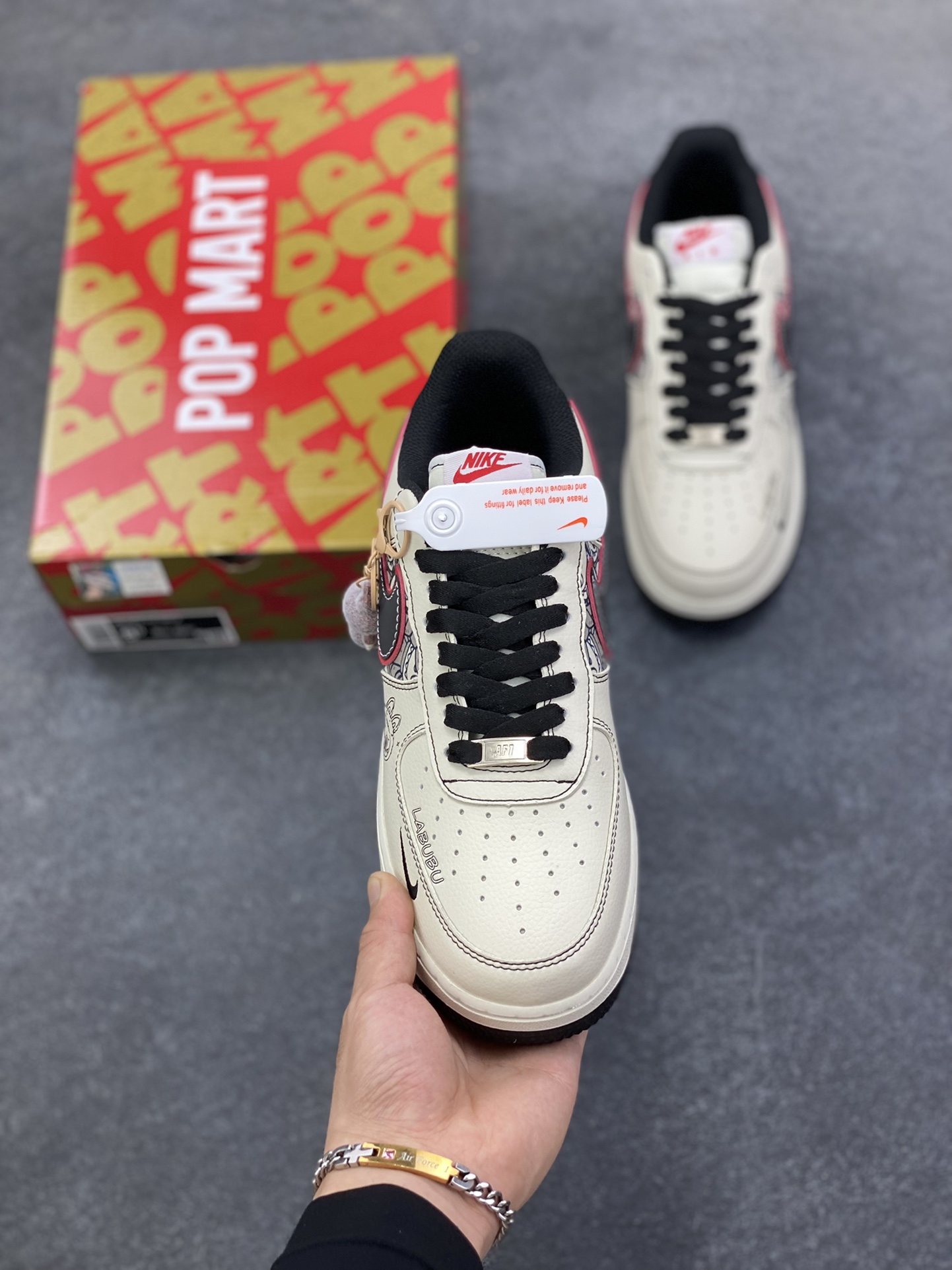 图片[2]-NIke Air Force 1 \’07 Low 泡泡玛特联名–漫画拉布布 空军一号低帮 运动鞋 休闲鞋 折边针车 工艺难度大 原楦头原纸板 高端定制鞋盒 原厂鞋底 超高清洁度 细节完美 货号：HQ1688-001 尺码：36 36.5 37.5 38 38.5 39 40 40.5 41 42 42.5 43 44 44.5 45-选品中心