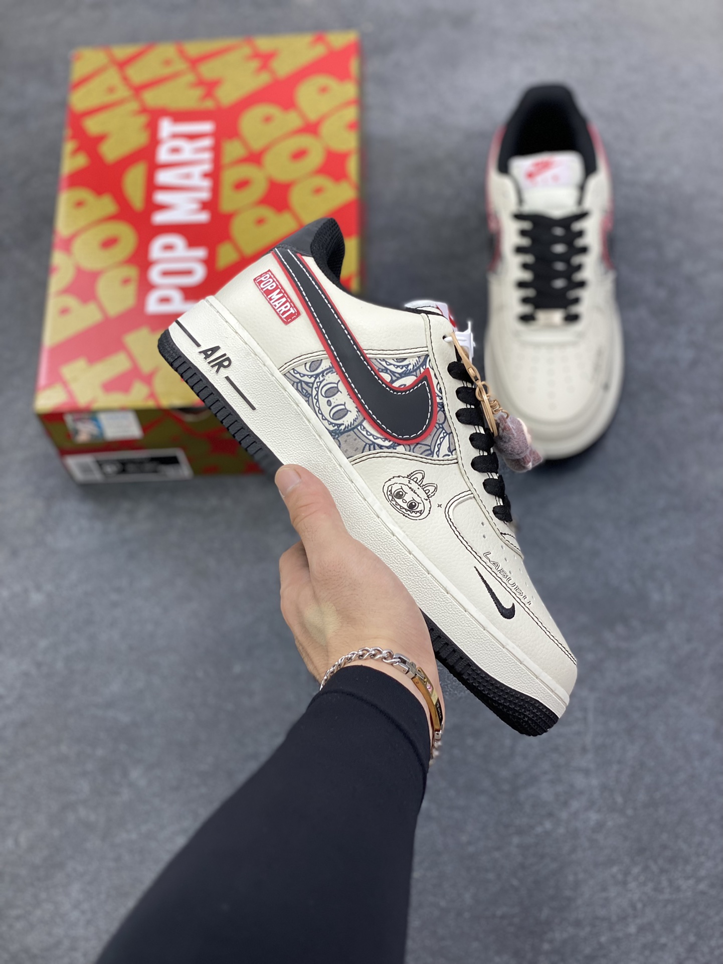 NIke Air Force 1 \’07 Low 泡泡玛特联名–漫画拉布布 空军一号低帮 运动鞋 休闲鞋 折边针车 工艺难度大 原楦头原纸板 高端定制鞋盒 原厂鞋底 超高清洁度 细节完美 货号:HQ1688-001 尺码:36 36.5 37.5 38 38.5 39 40 40.5 41 42 42.5 43 44 44.5 45-选品中心