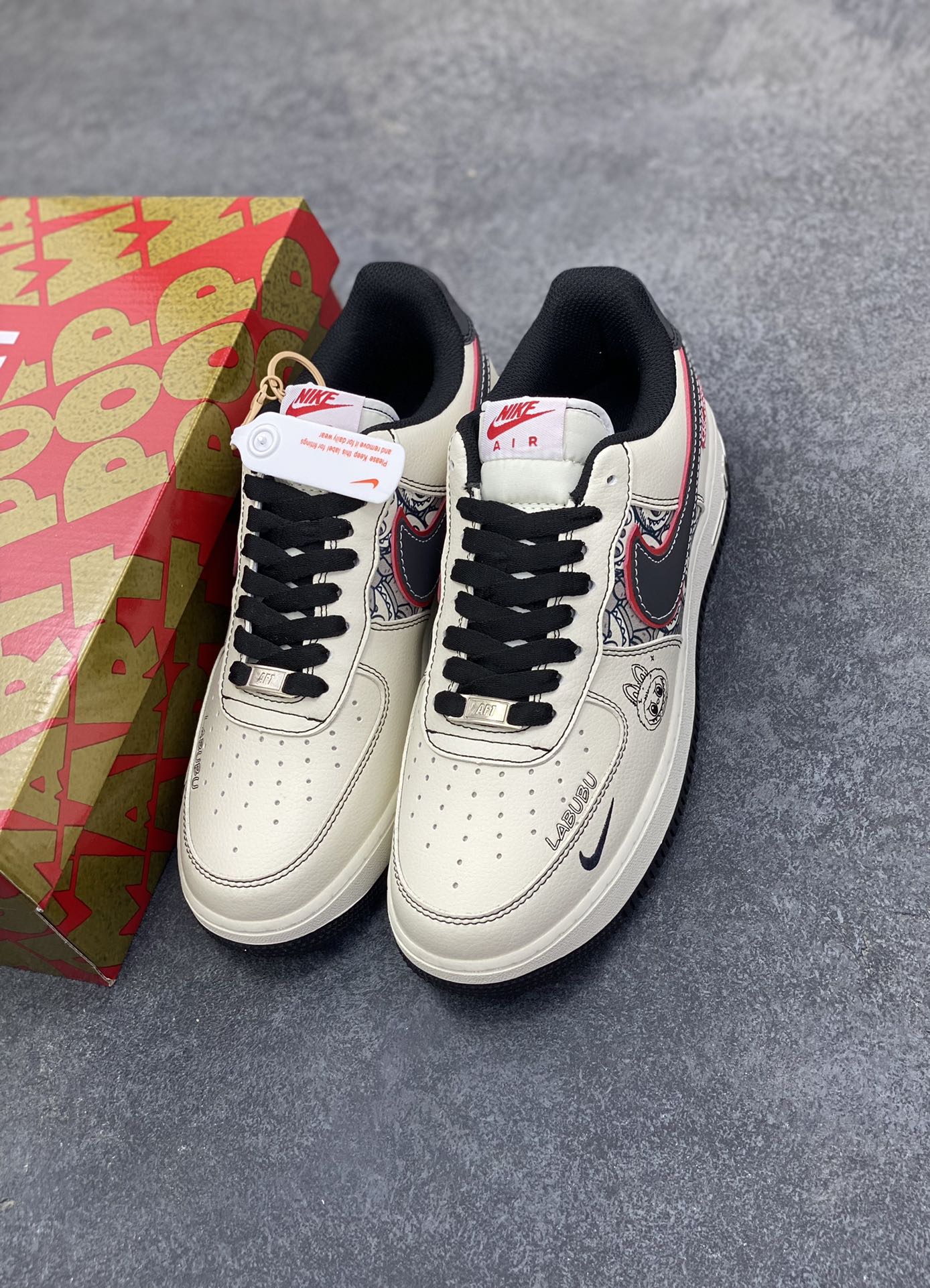 图片[8]-NIke Air Force 1 \’07 Low 泡泡玛特联名–漫画拉布布 空军一号低帮 运动鞋 休闲鞋 折边针车 工艺难度大 原楦头原纸板 高端定制鞋盒 原厂鞋底 超高清洁度 细节完美 货号：HQ1688-001 尺码：36 36.5 37.5 38 38.5 39 40 40.5 41 42 42.5 43 44 44.5 45-选品中心