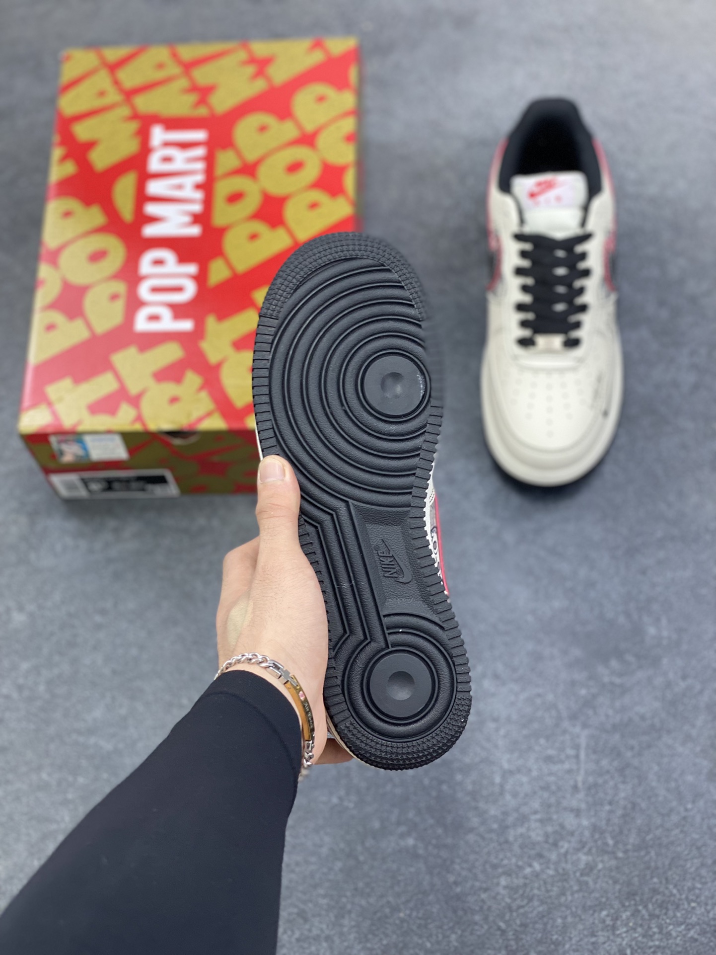 图片[5]-NIke Air Force 1 \’07 Low 泡泡玛特联名–漫画拉布布 空军一号低帮 运动鞋 休闲鞋 折边针车 工艺难度大 原楦头原纸板 高端定制鞋盒 原厂鞋底 超高清洁度 细节完美 货号：HQ1688-001 尺码：36 36.5 37.5 38 38.5 39 40 40.5 41 42 42.5 43 44 44.5 45-选品中心