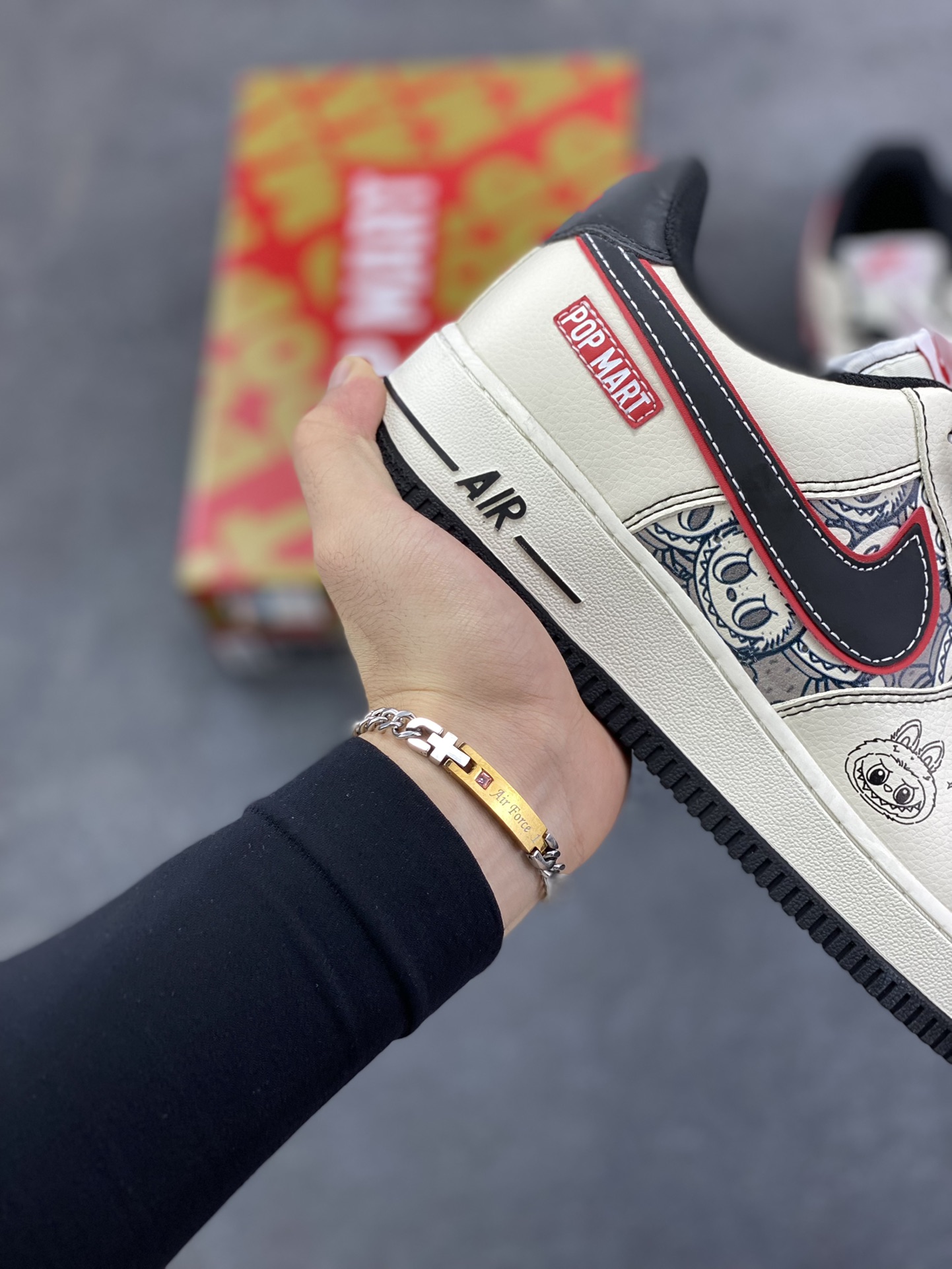 图片[6]-NIke Air Force 1 \’07 Low 泡泡玛特联名–漫画拉布布 空军一号低帮 运动鞋 休闲鞋 折边针车 工艺难度大 原楦头原纸板 高端定制鞋盒 原厂鞋底 超高清洁度 细节完美 货号：HQ1688-001 尺码：36 36.5 37.5 38 38.5 39 40 40.5 41 42 42.5 43 44 44.5 45-选品中心