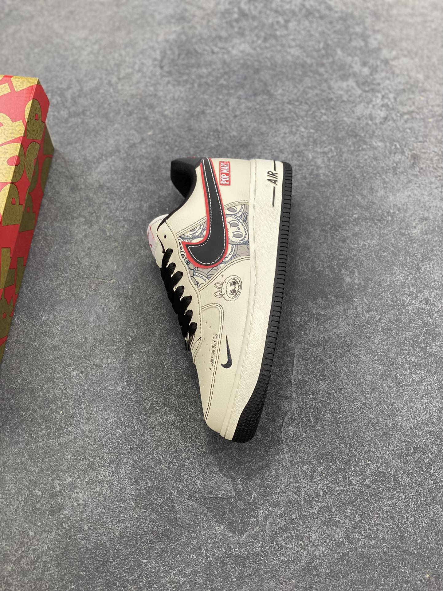 图片[7]-NIke Air Force 1 \’07 Low 泡泡玛特联名–漫画拉布布 空军一号低帮 运动鞋 休闲鞋 折边针车 工艺难度大 原楦头原纸板 高端定制鞋盒 原厂鞋底 超高清洁度 细节完美 货号：HQ1688-001 尺码：36 36.5 37.5 38 38.5 39 40 40.5 41 42 42.5 43 44 44.5 45-选品中心