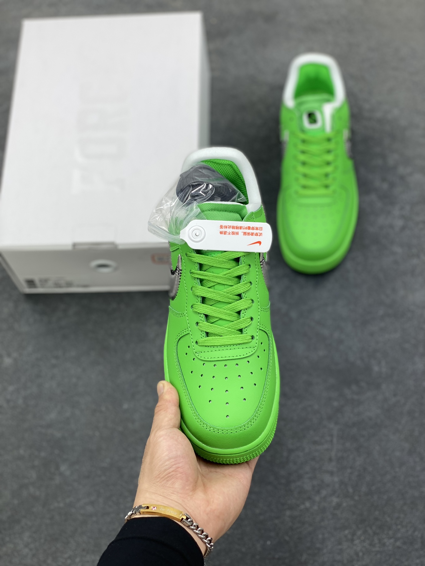 图片[2]-Off-White™ x Nike Air Force 1 Low Light Green Spark 空军联名板鞋 这款绿色版本在鞋舌上饰以圆形穿孔设计，另外，解构设计的 Swoosh 与外露海绵得以保留，Zip-Tie 束线带与外侧鞋标织唛选用绿色点缀，凸显鞋身主题。鞋身延续着 Off-White™ x Nike Air Force 1 设计理念，解构造型 Swoosh 标志、中底位置 \”AIR\”、Zip-Tie 束线带以及外露海绵依次出现。与此前设计不同的是，鞋舌上出现打孔设计，十分特别。鞋垫位置出现 Off-White™ 图案，致敬 Virgil Abloh。 货号：DX1419-300 尺码：36 36.5 37.5 38 38.5 39 40 40.5 41 42 42.5 43 44 44.5 45-选品中心