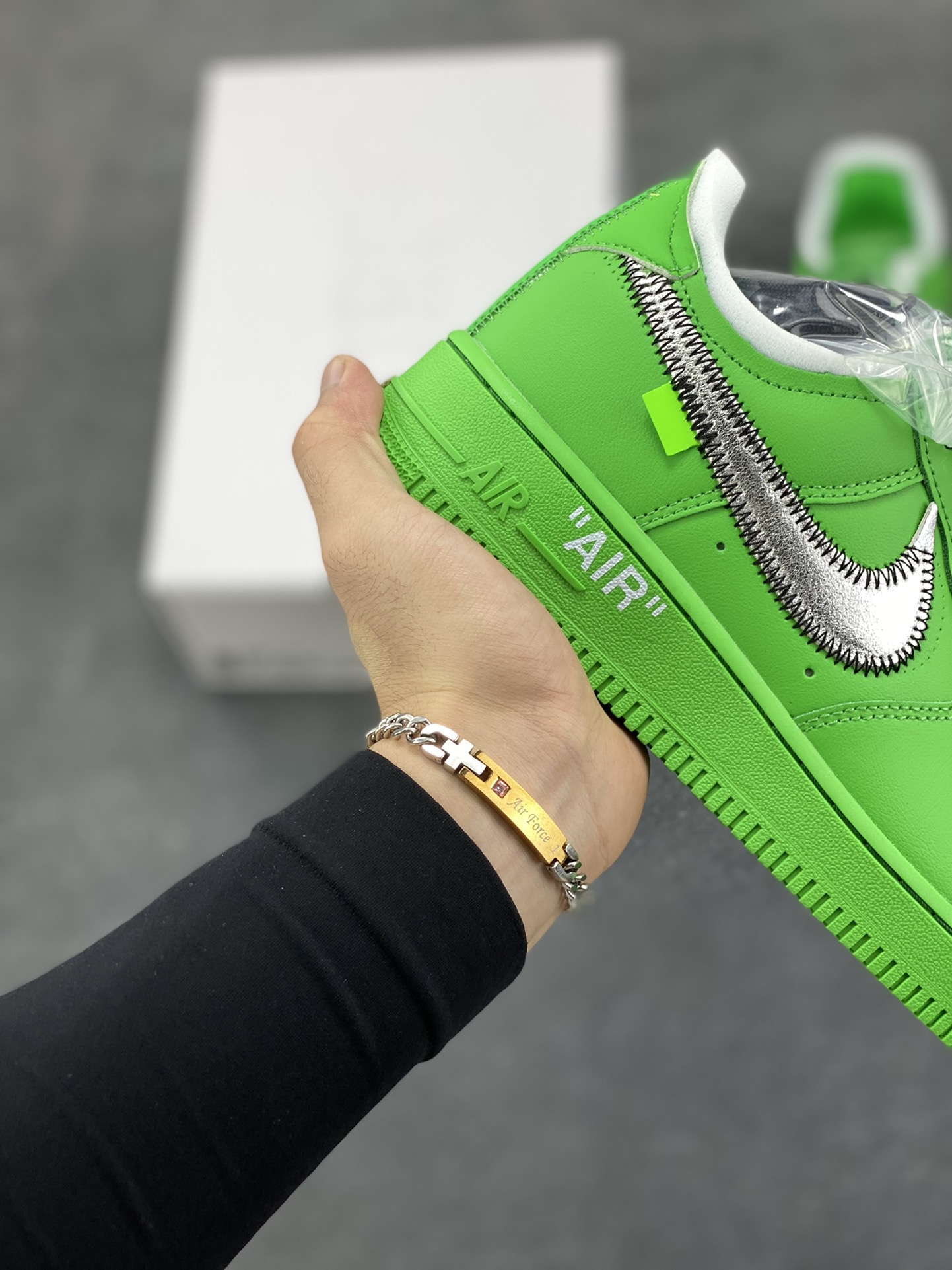 图片[6]-Off-White™ x Nike Air Force 1 Low Light Green Spark 空军联名板鞋 这款绿色版本在鞋舌上饰以圆形穿孔设计，另外，解构设计的 Swoosh 与外露海绵得以保留，Zip-Tie 束线带与外侧鞋标织唛选用绿色点缀，凸显鞋身主题。鞋身延续着 Off-White™ x Nike Air Force 1 设计理念，解构造型 Swoosh 标志、中底位置 \”AIR\”、Zip-Tie 束线带以及外露海绵依次出现。与此前设计不同的是，鞋舌上出现打孔设计，十分特别。鞋垫位置出现 Off-White™ 图案，致敬 Virgil Abloh。 货号：DX1419-300 尺码：36 36.5 37.5 38 38.5 39 40 40.5 41 42 42.5 43 44 44.5 45-选品中心