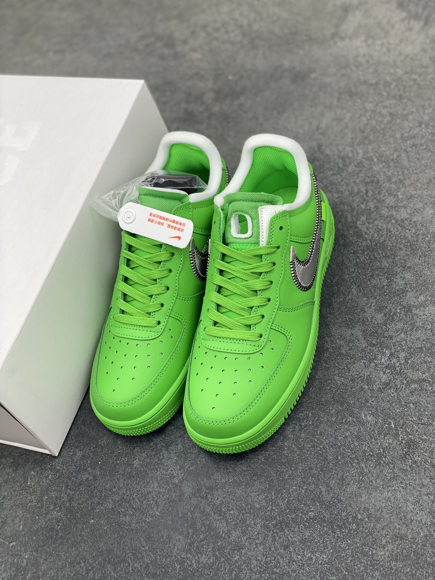 图片[8]-Off-White™ x Nike Air Force 1 Low Light Green Spark 空军联名板鞋 这款绿色版本在鞋舌上饰以圆形穿孔设计，另外，解构设计的 Swoosh 与外露海绵得以保留，Zip-Tie 束线带与外侧鞋标织唛选用绿色点缀，凸显鞋身主题。鞋身延续着 Off-White™ x Nike Air Force 1 设计理念，解构造型 Swoosh 标志、中底位置 \”AIR\”、Zip-Tie 束线带以及外露海绵依次出现。与此前设计不同的是，鞋舌上出现打孔设计，十分特别。鞋垫位置出现 Off-White™ 图案，致敬 Virgil Abloh。 货号：DX1419-300 尺码：36 36.5 37.5 38 38.5 39 40 40.5 41 42 42.5 43 44 44.5 45-选品中心
