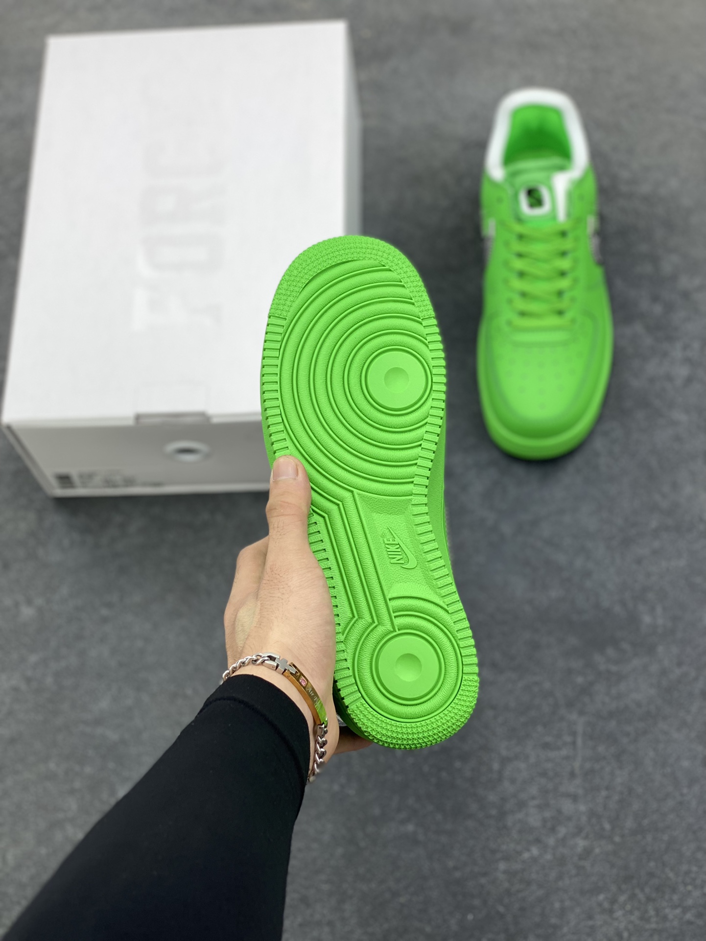 图片[5]-Off-White™ x Nike Air Force 1 Low Light Green Spark 空军联名板鞋 这款绿色版本在鞋舌上饰以圆形穿孔设计，另外，解构设计的 Swoosh 与外露海绵得以保留，Zip-Tie 束线带与外侧鞋标织唛选用绿色点缀，凸显鞋身主题。鞋身延续着 Off-White™ x Nike Air Force 1 设计理念，解构造型 Swoosh 标志、中底位置 \”AIR\”、Zip-Tie 束线带以及外露海绵依次出现。与此前设计不同的是，鞋舌上出现打孔设计，十分特别。鞋垫位置出现 Off-White™ 图案，致敬 Virgil Abloh。 货号：DX1419-300 尺码：36 36.5 37.5 38 38.5 39 40 40.5 41 42 42.5 43 44 44.5 45-选品中心