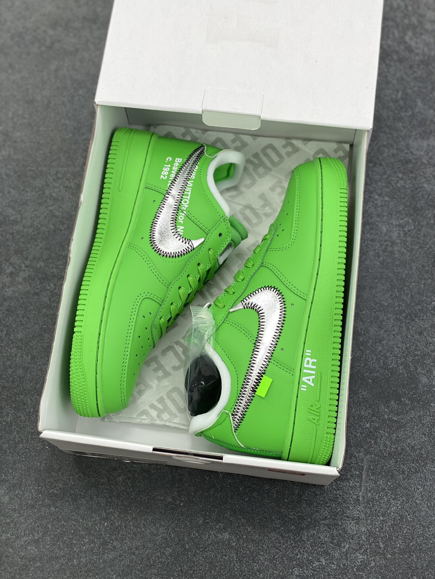 图片[9]-Off-White™ x Nike Air Force 1 Low Light Green Spark 空军联名板鞋 这款绿色版本在鞋舌上饰以圆形穿孔设计，另外，解构设计的 Swoosh 与外露海绵得以保留，Zip-Tie 束线带与外侧鞋标织唛选用绿色点缀，凸显鞋身主题。鞋身延续着 Off-White™ x Nike Air Force 1 设计理念，解构造型 Swoosh 标志、中底位置 \”AIR\”、Zip-Tie 束线带以及外露海绵依次出现。与此前设计不同的是，鞋舌上出现打孔设计，十分特别。鞋垫位置出现 Off-White™ 图案，致敬 Virgil Abloh。 货号：DX1419-300 尺码：36 36.5 37.5 38 38.5 39 40 40.5 41 42 42.5 43 44 44.5 45-选品中心