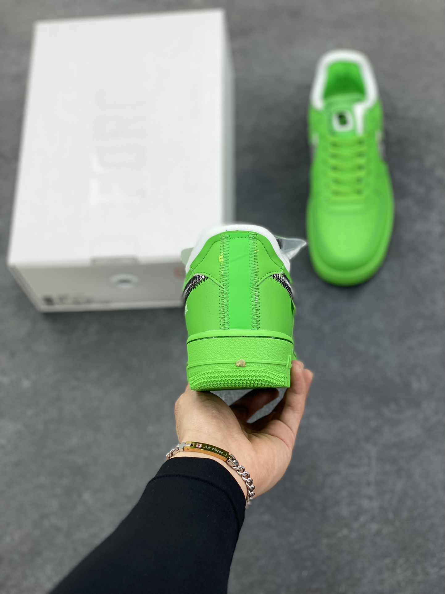 图片[4]-Off-White™ x Nike Air Force 1 Low Light Green Spark 空军联名板鞋 这款绿色版本在鞋舌上饰以圆形穿孔设计，另外，解构设计的 Swoosh 与外露海绵得以保留，Zip-Tie 束线带与外侧鞋标织唛选用绿色点缀，凸显鞋身主题。鞋身延续着 Off-White™ x Nike Air Force 1 设计理念，解构造型 Swoosh 标志、中底位置 \”AIR\”、Zip-Tie 束线带以及外露海绵依次出现。与此前设计不同的是，鞋舌上出现打孔设计，十分特别。鞋垫位置出现 Off-White™ 图案，致敬 Virgil Abloh。 货号：DX1419-300 尺码：36 36.5 37.5 38 38.5 39 40 40.5 41 42 42.5 43 44 44.5 45-选品中心