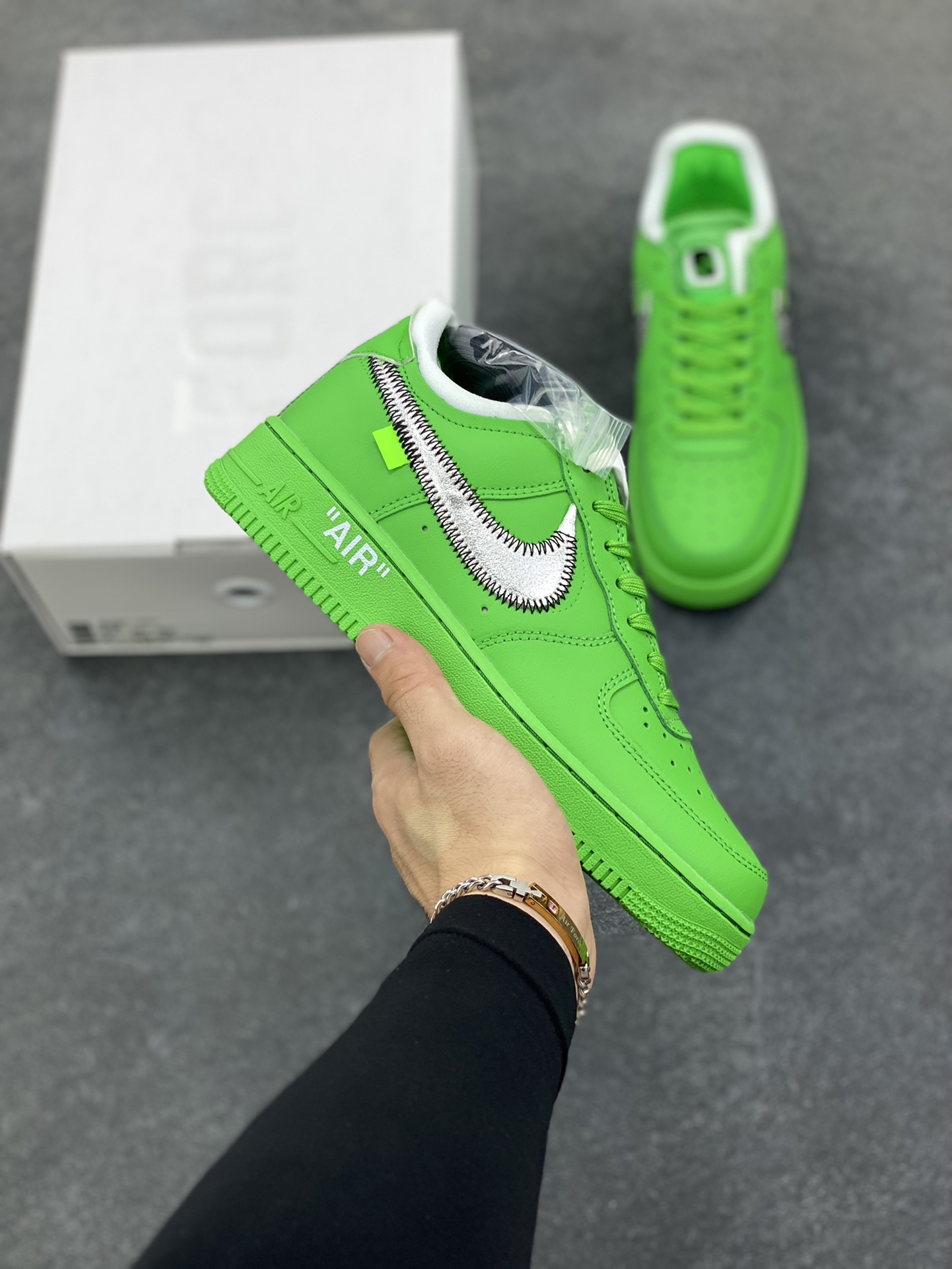 Off-White™ x Nike Air Force 1 Low Light Green Spark 空军联名板鞋 这款绿色版本在鞋舌上饰以圆形穿孔设计，另外，解构设计的 Swoosh 与外露海绵得以保留，Zip-Tie 束线带与外侧鞋标织唛选用绿色点缀，凸显鞋身主题。鞋身延续着 Off-White™ x Nike Air Force 1 设计理念，解构造型 Swoosh 标志、中底位置 \