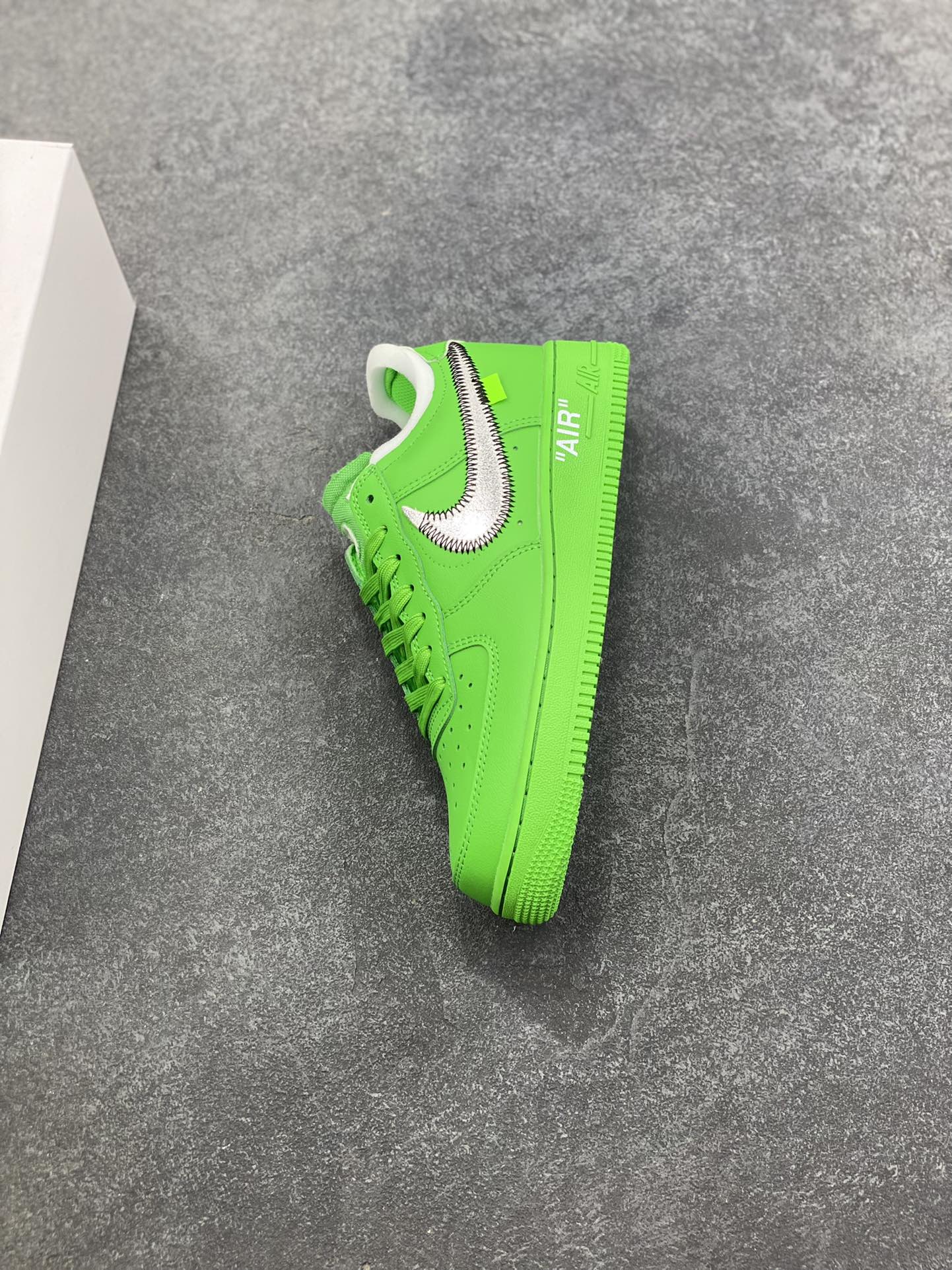 图片[7]-Off-White™ x Nike Air Force 1 Low Light Green Spark 空军联名板鞋 这款绿色版本在鞋舌上饰以圆形穿孔设计，另外，解构设计的 Swoosh 与外露海绵得以保留，Zip-Tie 束线带与外侧鞋标织唛选用绿色点缀，凸显鞋身主题。鞋身延续着 Off-White™ x Nike Air Force 1 设计理念，解构造型 Swoosh 标志、中底位置 \”AIR\”、Zip-Tie 束线带以及外露海绵依次出现。与此前设计不同的是，鞋舌上出现打孔设计，十分特别。鞋垫位置出现 Off-White™ 图案，致敬 Virgil Abloh。 货号：DX1419-300 尺码：36 36.5 37.5 38 38.5 39 40 40.5 41 42 42.5 43 44 44.5 45-选品中心