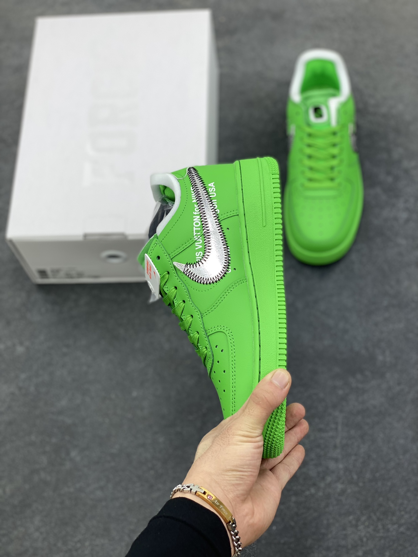 图片[3]-Off-White™ x Nike Air Force 1 Low Light Green Spark 空军联名板鞋 这款绿色版本在鞋舌上饰以圆形穿孔设计，另外，解构设计的 Swoosh 与外露海绵得以保留，Zip-Tie 束线带与外侧鞋标织唛选用绿色点缀，凸显鞋身主题。鞋身延续着 Off-White™ x Nike Air Force 1 设计理念，解构造型 Swoosh 标志、中底位置 \”AIR\”、Zip-Tie 束线带以及外露海绵依次出现。与此前设计不同的是，鞋舌上出现打孔设计，十分特别。鞋垫位置出现 Off-White™ 图案，致敬 Virgil Abloh。 货号：DX1419-300 尺码：36 36.5 37.5 38 38.5 39 40 40.5 41 42 42.5 43 44 44.5 45-选品中心
