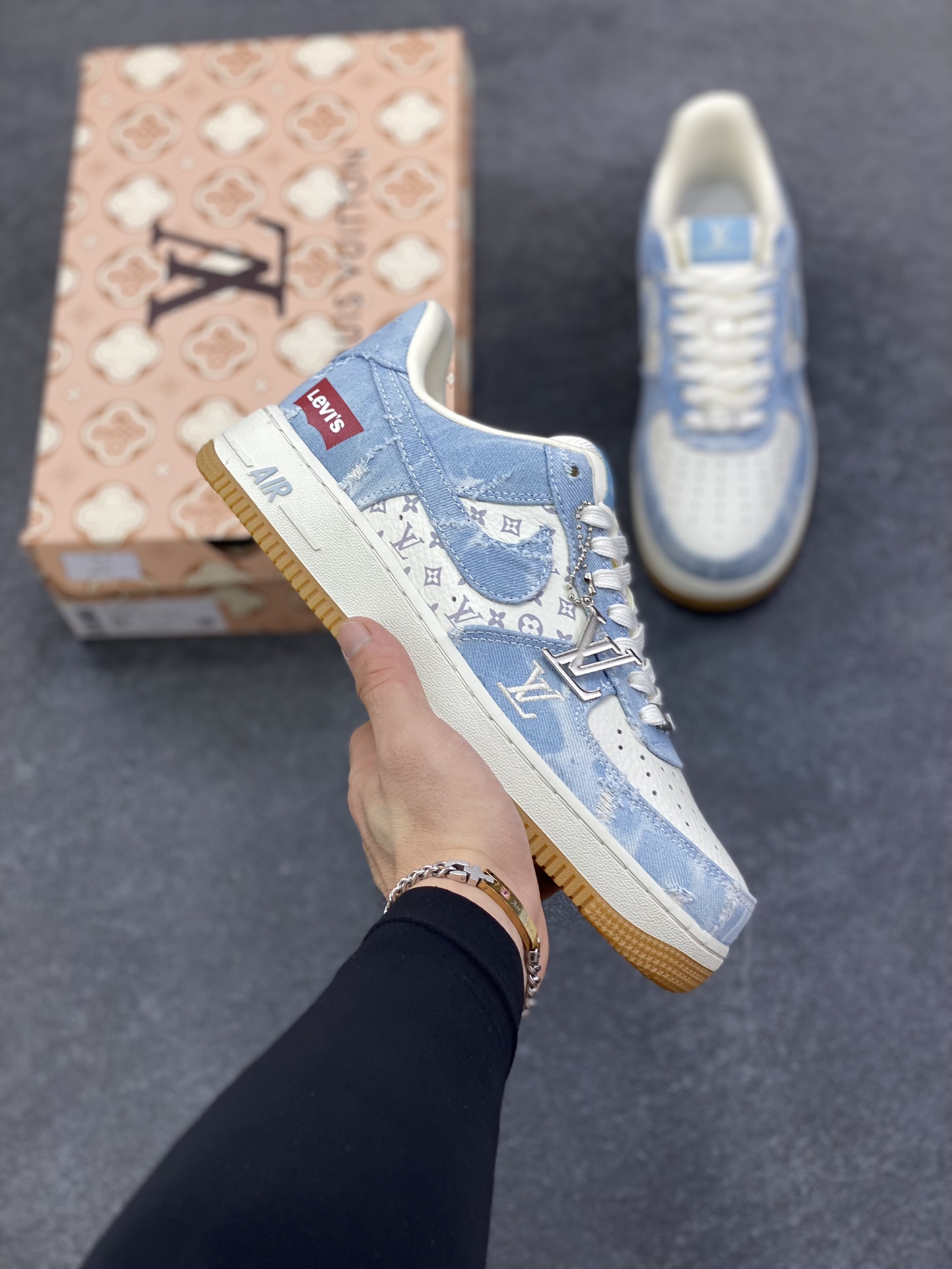 NIke Air Force 1 \'07 Low LV Levi\'s联名--白浅蓝空军一号低帮 运动鞋 休闲鞋 折边针车 防水水磨牛仔布 高级夜光效果 工艺难度大 原楦头原纸板 高端定制鞋盒 原厂鞋底 超高清洁度 细节完美 货号：YF9511-814 尺码：36 36.5 37.5 38 38.5 39 40 40.5 41 42 42.5 43 44 44.5 45-选品中心