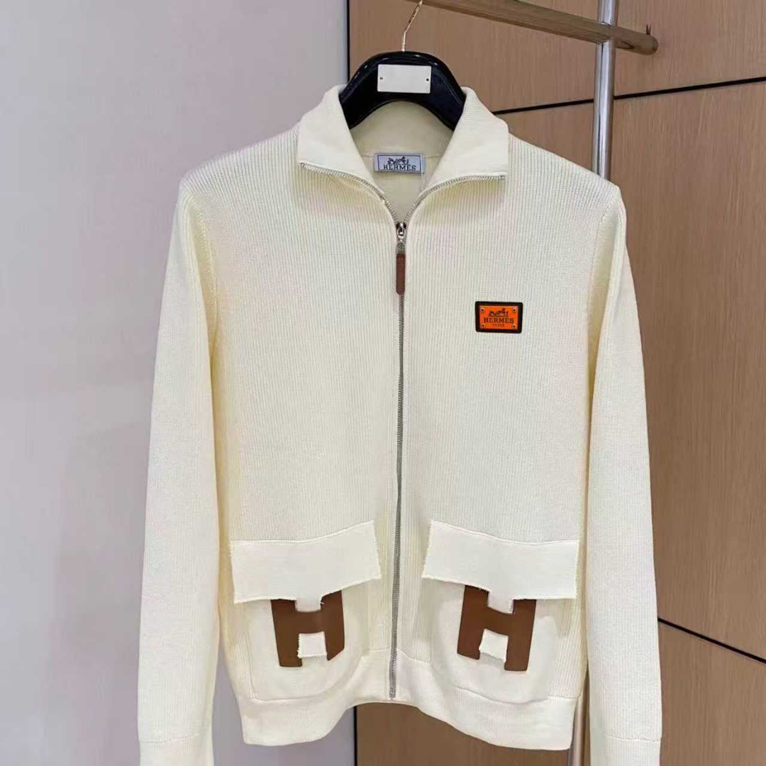 NO:547495,Hermes 25 official website, the latest cardigan zipper sweater in autumn and winter, is also a hot product on sale!  Special wool blend fabric. It feels comfortable to touch the skin directly. The logo badge is exquisitely embroidered logo, which is extremely eye-catching!  Details highlight the fashion charm of big brands. Exquisite workmanship and three-dimensional cutting style. The dressing effect is invincible and handsome!  Code number M-3XL, hermes, sweaters, alexander wang19860909爱马仕 25官网秋冬季最新款开衫拉链毛衣,同步在售爆款！特供羊毛混纺面料.手感舒适.可直接接触皮肤,logo徽章精致刺绣标志,极为抢眼！细节凸显大牌时尚魅力.精致做工.立体裁剪风格.穿着效果无敌帅气！码数M-3XL,,hermes,sweaters,alexander wang,Men's clothing