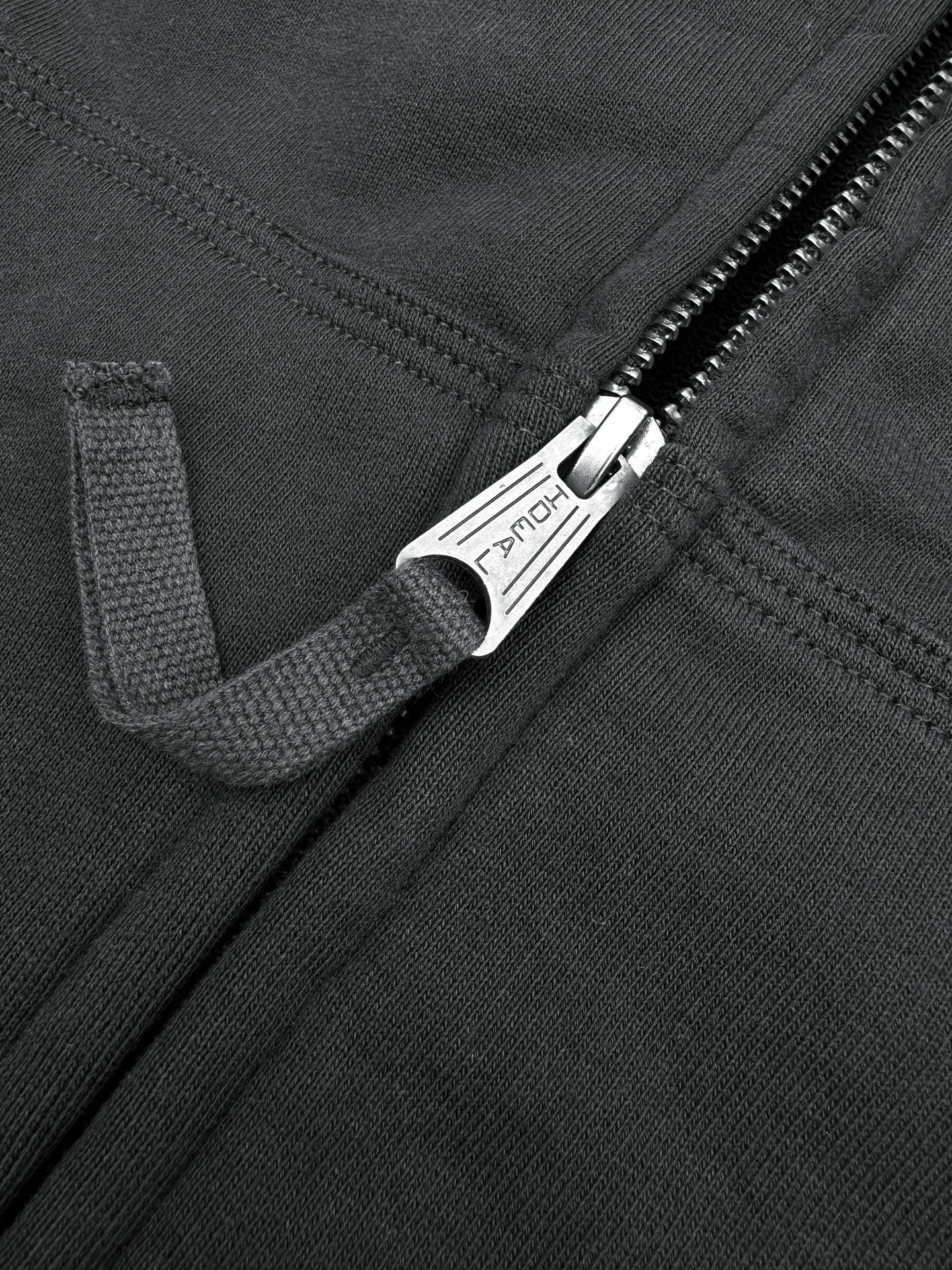 。Maison Margiela 未完成刺绣印花外套定制定染云绒米高密全棉料 柔软细腻 舒适贴肤 以柔和