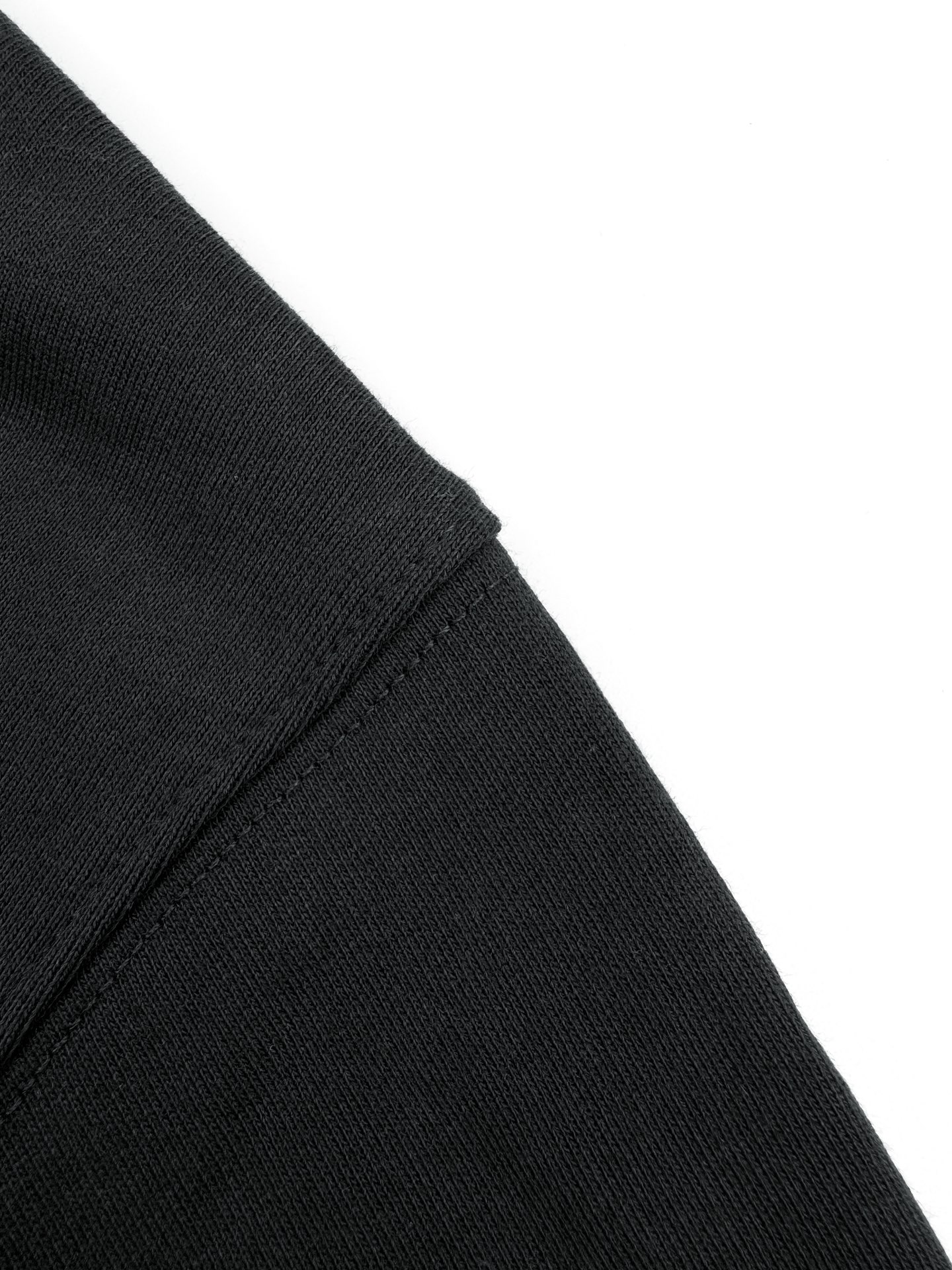 。Maison Margiela 未完成刺绣印花外套定制定染云绒米高密全棉料 柔软细腻 舒适贴肤 以柔和