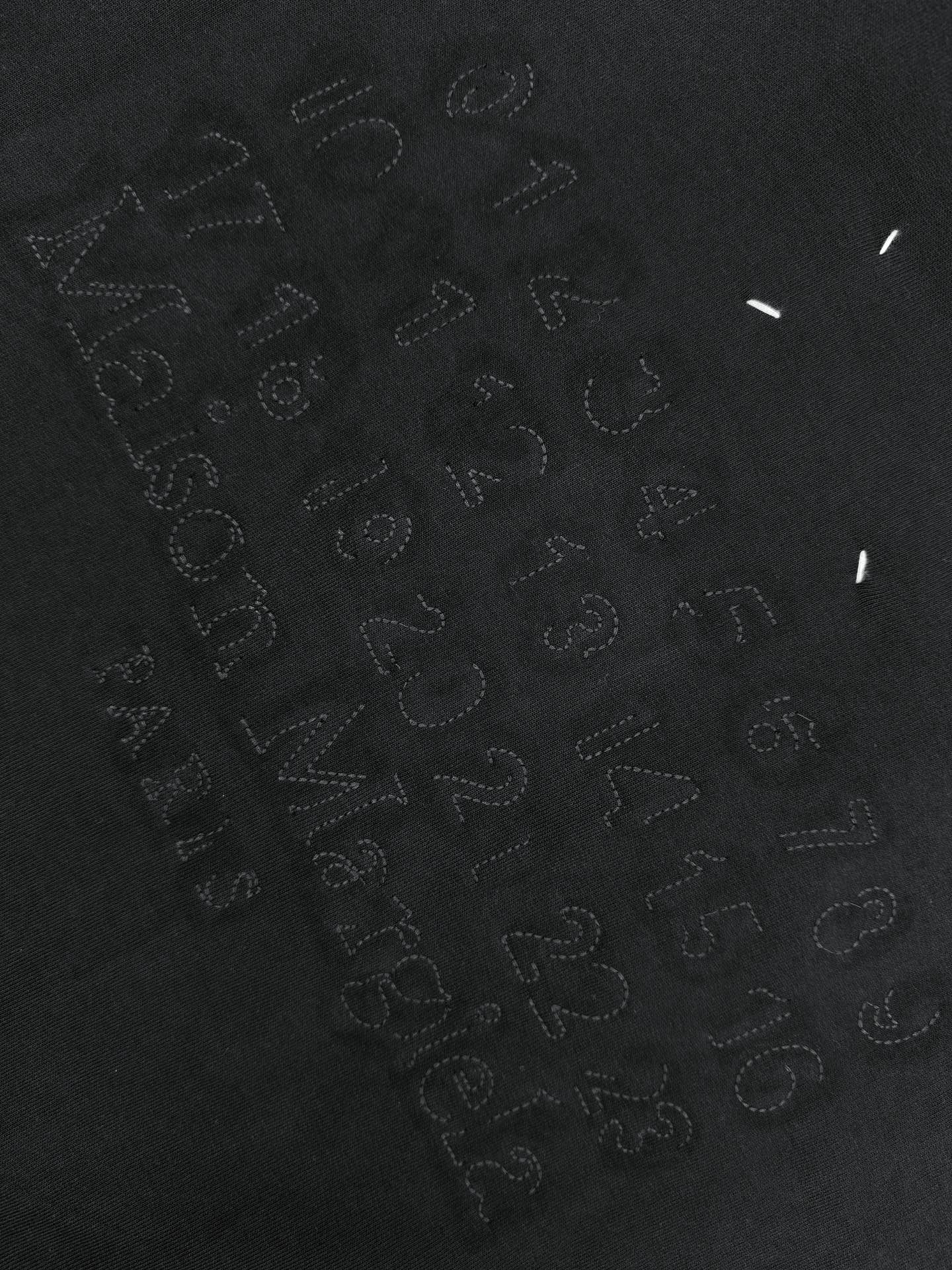 。Maison Margiela 未完成刺绣印花外套定制定染云绒米高密全棉料 柔软细腻 舒适贴肤 以柔和