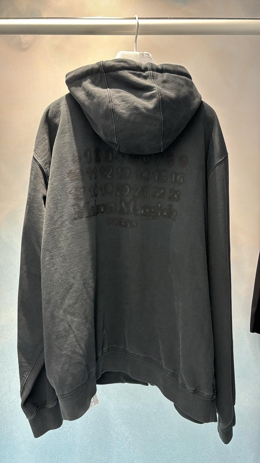 。Maison Margiela 未完成刺绣印花外套定制定染云绒米高密全棉料 柔软细腻 舒适贴肤 以柔和