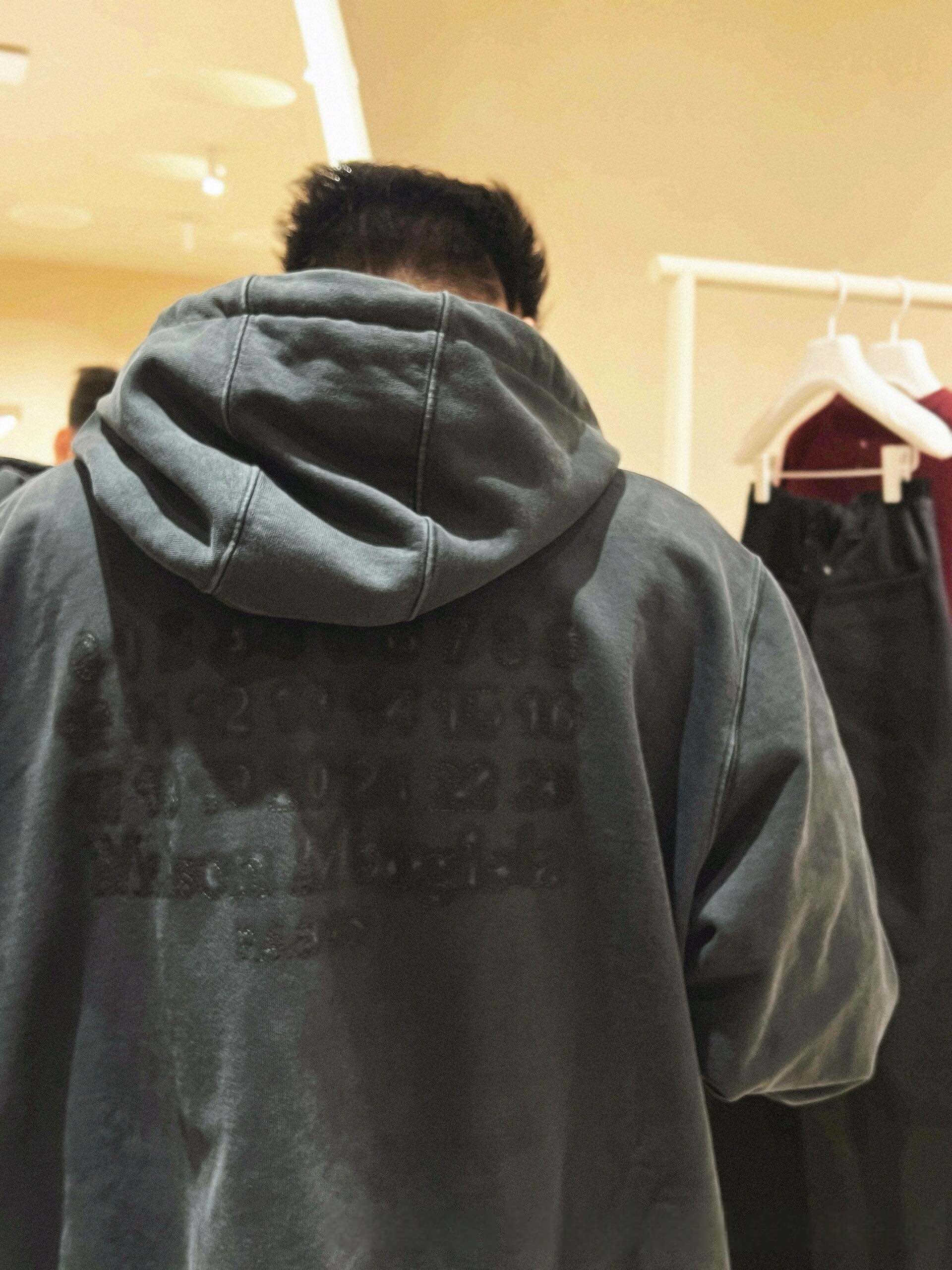 。Maison Margiela 未完成刺绣印花外套定制定染云绒米高密全棉料 柔软细腻 舒适贴肤 以柔和