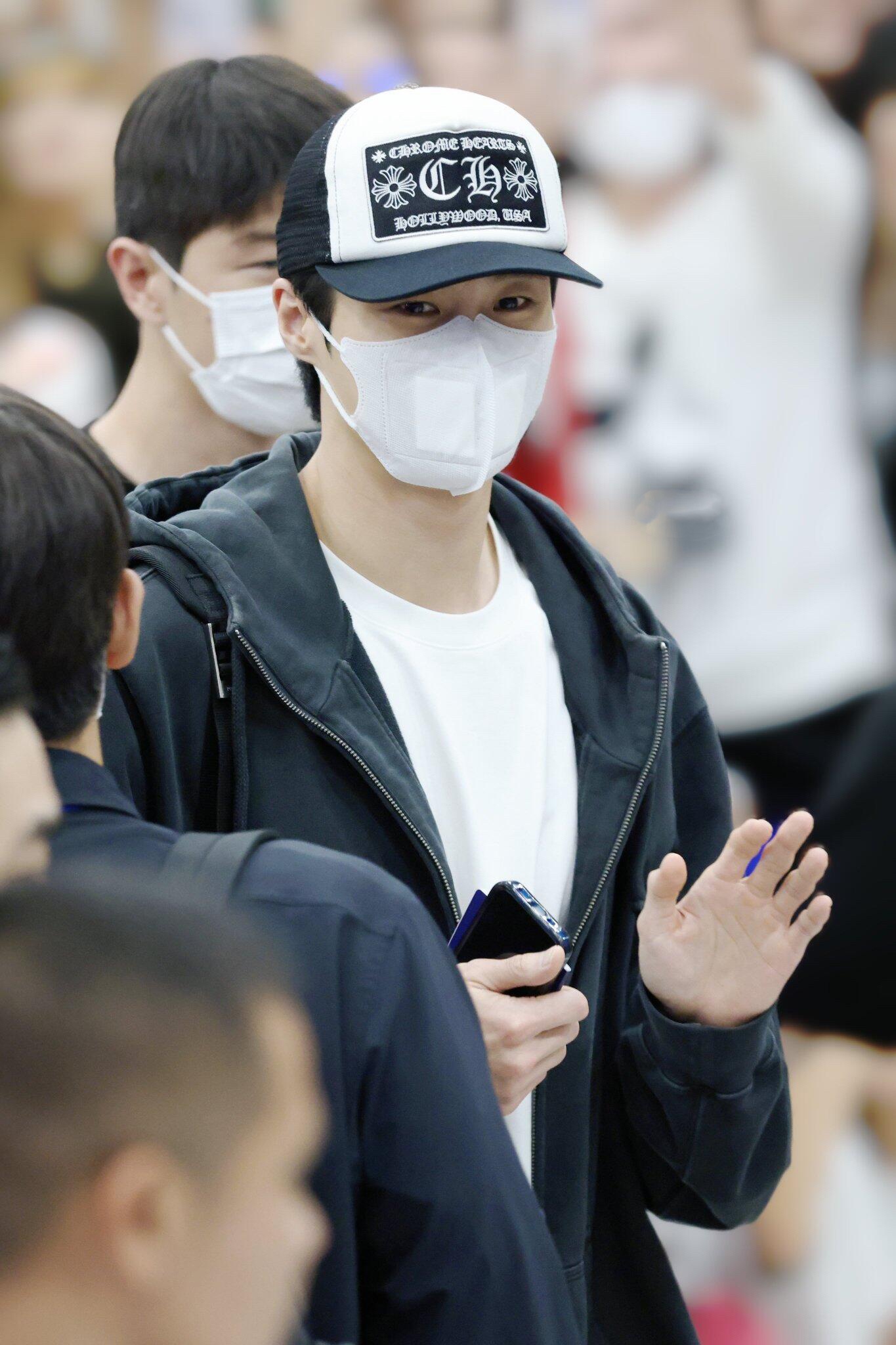 。Maison Margiela 未完成刺绣印花外套定制定染云绒米高密全棉料 柔软细腻 舒适贴肤 以柔和