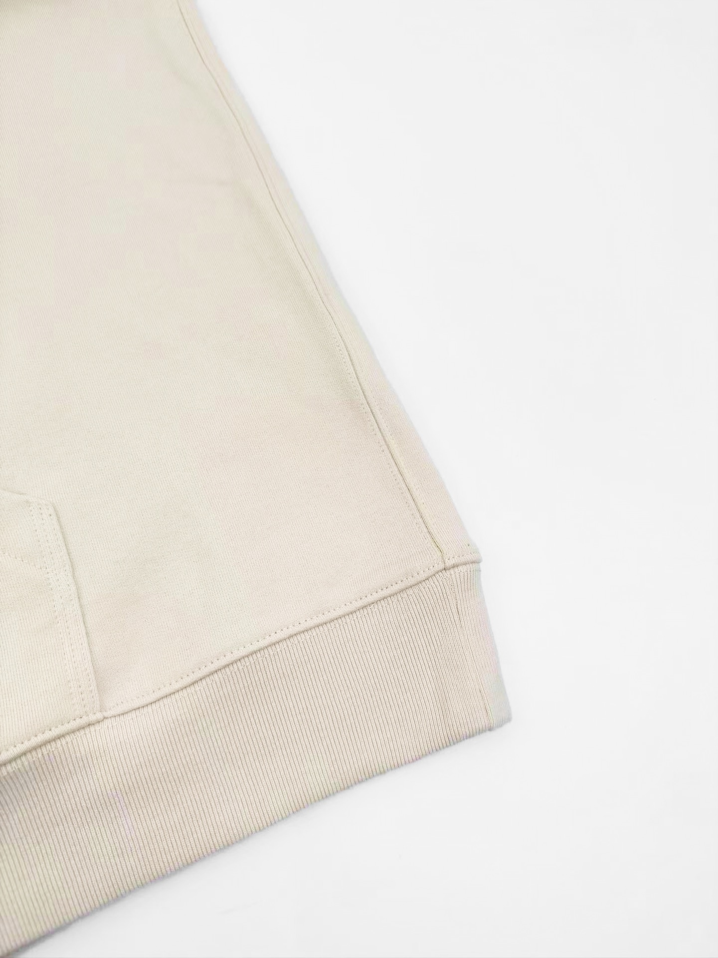 。Maison Margiela 未完成刺绣印花外套定制定染云绒米高密全棉料 柔软细腻 舒适贴肤 以柔和