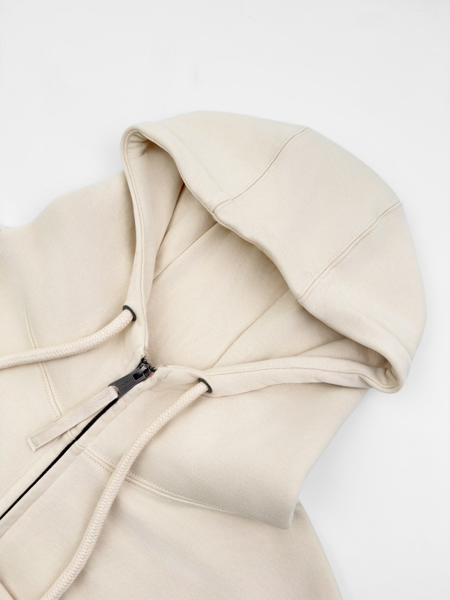 。Maison Margiela 未完成刺绣印花外套定制定染云绒米高密全棉料 柔软细腻 舒适贴肤 以柔和