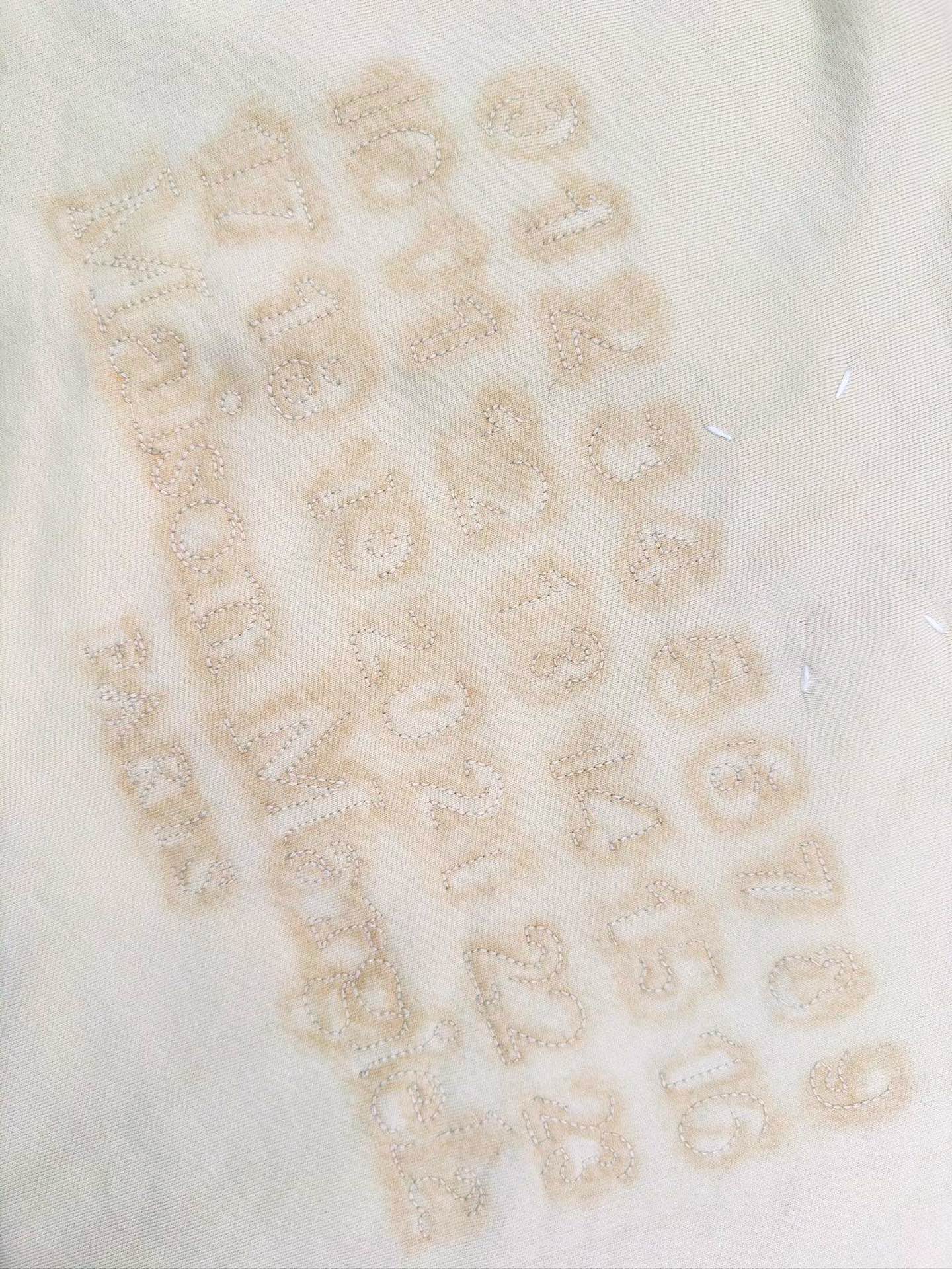 。Maison Margiela 未完成刺绣印花外套定制定染云绒米高密全棉料 柔软细腻 舒适贴肤 以柔和