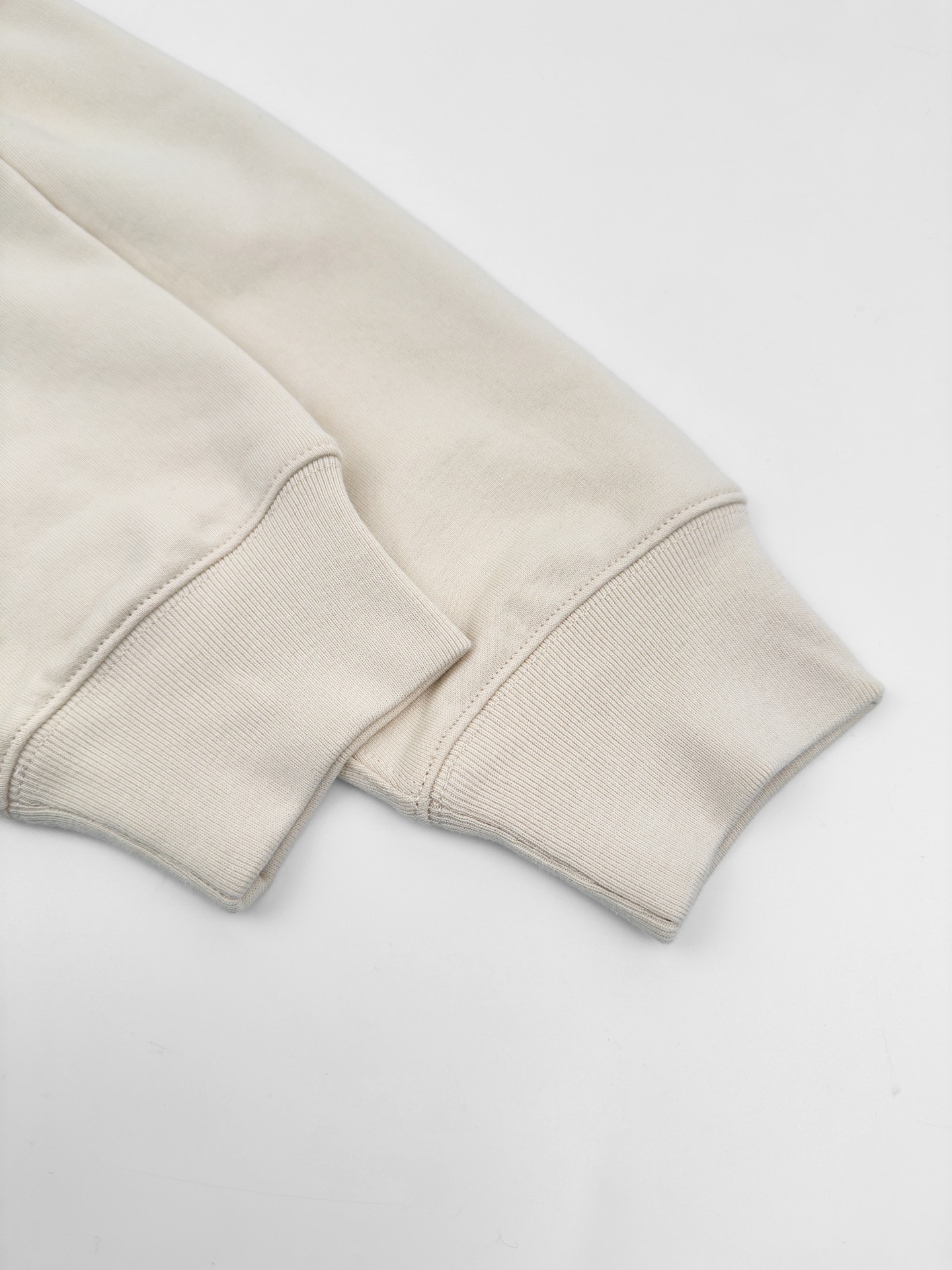 。Maison Margiela 未完成刺绣印花外套定制定染云绒米高密全棉料 柔软细腻 舒适贴肤 以柔和