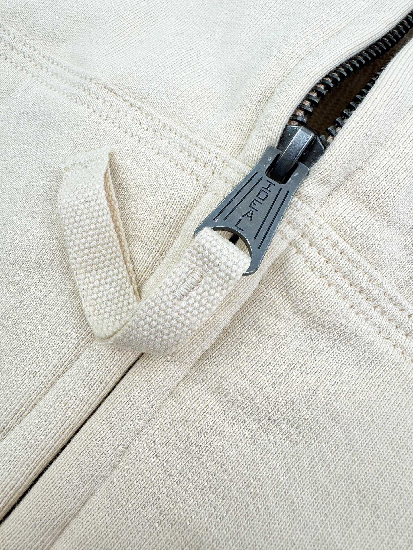 。Maison Margiela 未完成刺绣印花外套定制定染云绒米高密全棉料 柔软细腻 舒适贴肤 以柔和